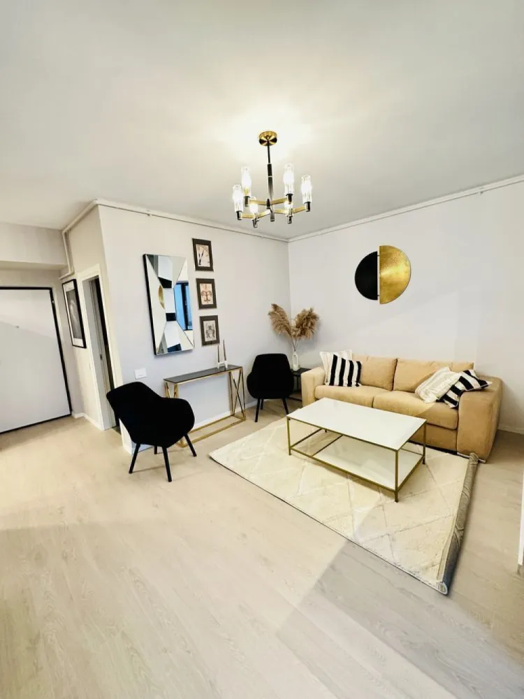 Apartament prima inchiriere Sisesti - Apartament cu 3 camere aflat la prima închiriere , situat în complexul North Side Park, etaj 6/11. Loc parcare subteran. Compus din living cu bucătărie deschisă, dormitor master cu baie, dormitor secundar cu baie cu duș . 
Terasă cu view superb de 15 mp
