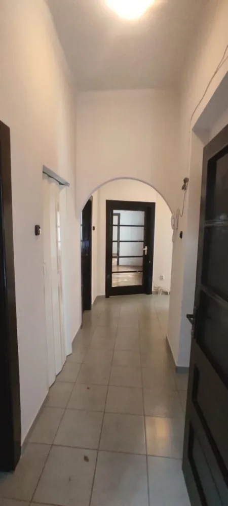 Apartament 3 camere Iuliu Maniu - Agentia Quantus Imobiliare va ofera spre vanzare apartament ultracentral zona Grand mall

Apartamentul are o suprafata de 80 m2 

Este situat la parter curte interioara acces separat , centrala termica , geamuri tamplarie PVC , parchet lemn masiv ,baie faianta- gresie, izolat exterior ,beci , loc de garaj in curte.

Pretul este de 82.000 euro usor negociabil 

Pentru mai multe informatii si pentru vizionare sunati la numerele de telefon 0756471661 Reka sau 0757679700 Nicu