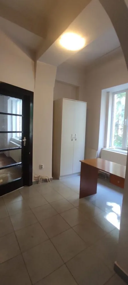 Apartament 3 camere Iuliu Maniu - Agentia Quantus Imobiliare va ofera spre vanzare apartament ultracentral zona Grand mall

Apartamentul are o suprafata de 80 m2 

Este situat la parter curte interioara acces separat , centrala termica , geamuri tamplarie PVC , parchet lemn masiv ,baie faianta- gresie, izolat exterior ,beci , loc de garaj in curte.

Pretul este de 82.000 euro usor negociabil 

Pentru mai multe informatii si pentru vizionare sunati la numerele de telefon 0756471661 Reka sau 0757679700 Nicu