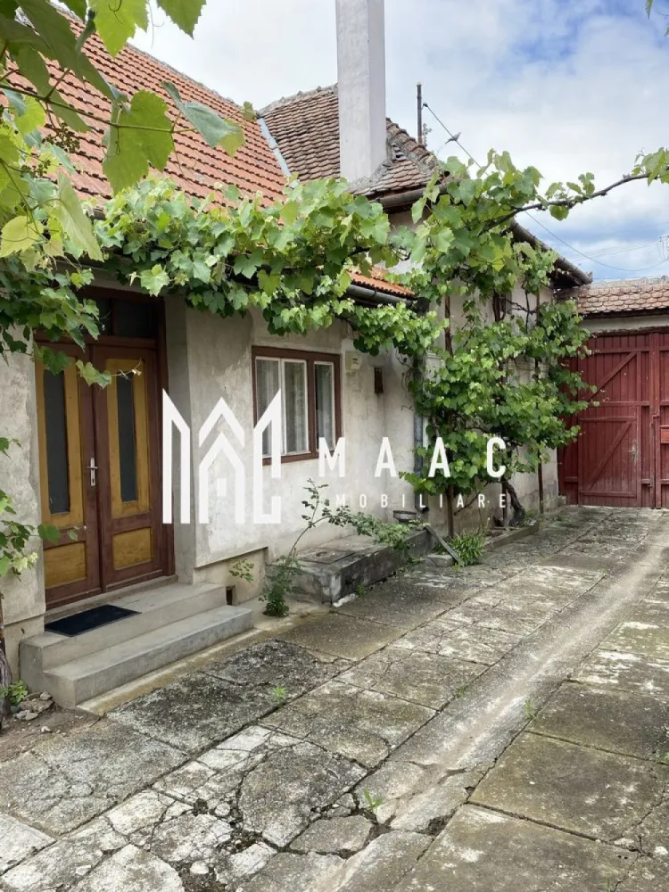 Casa 4 Camere | 1300 mp Teren | Miercurea Sibiului - MAAC Imobiliare vă propune spre vânzare o proprietate cu potențial, situată în Miercurea Sibiului. Ideală pentru o familie care își dorește spațiu generos și multiple posibilități de utilizare.

Detalii proprietate:

Suprafață totală teren: 1300 mp

Proprietatea este compusă din 2 corpuri de clădire:

Primul corp: 3 dormitoare și un hol

Al doilea corp: bucătărie, dormitor, cămară și baie

Pivniță: 16 mp situată sub primul corp de casă

Anexe:

Șură cu grajd și bucătărie de vară

Spații de depozitare pentru lemne și adăpost pentru animale

Utilități:

Proprietatea este racordată la gaz

În localitate se află în derulare lucrările pentru racordarea la apă și canalizare

Avantaje:

Suprafață generoasă de teren

Compartimentare practică, cu spații utile pentru diverse activități gospodărești

Zonă liniștită, cu acces rapid către centrul localității

Pentru detalii suplimentare și programarea unei vizionări, vă invităm să ne contactați, menționând ID: CP2567276