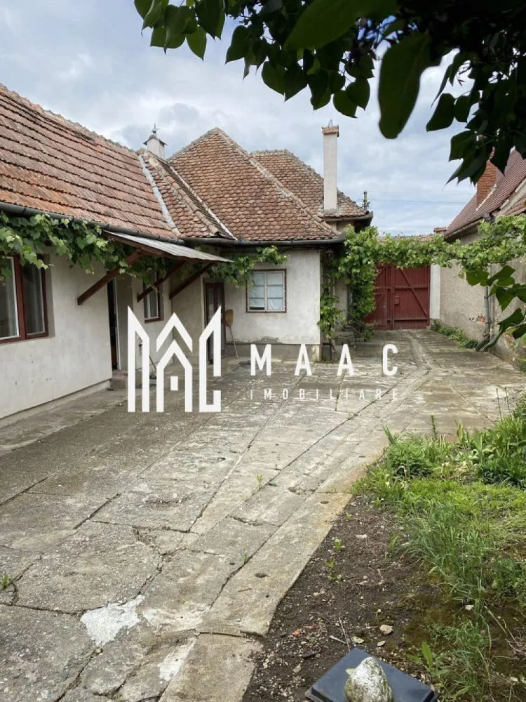 Casa 4 Camere | 1300 mp Teren | Miercurea Sibiului - MAAC Imobiliare vă propune spre vânzare o proprietate cu potențial, situată în Miercurea Sibiului. Ideală pentru o familie care își dorește spațiu generos și multiple posibilități de utilizare.

Detalii proprietate:

Suprafață totală teren: 1300 mp

Proprietatea este compusă din 2 corpuri de clădire:

Primul corp: 3 dormitoare și un hol

Al doilea corp: bucătărie, dormitor, cămară și baie

Pivniță: 16 mp situată sub primul corp de casă

Anexe:

Șură cu grajd și bucătărie de vară

Spații de depozitare pentru lemne și adăpost pentru animale

Utilități:

Proprietatea este racordată la gaz

În localitate se află în derulare lucrările pentru racordarea la apă și canalizare

Avantaje:

Suprafață generoasă de teren

Compartimentare practică, cu spații utile pentru diverse activități gospodărești

Zonă liniștită, cu acces rapid către centrul localității

Pentru detalii suplimentare și programarea unei vizionări, vă invităm să ne contactați, menționând ID: CP2567276