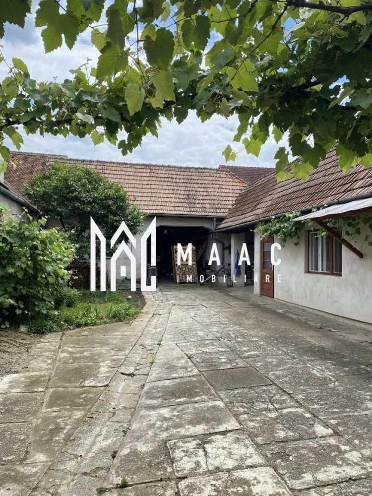 Casa 4 Camere | 1300 mp Teren | Miercurea Sibiului - MAAC Imobiliare vă propune spre vânzare o proprietate cu potențial, situată în Miercurea Sibiului. Ideală pentru o familie care își dorește spațiu generos și multiple posibilități de utilizare.

Detalii proprietate:

Suprafață totală teren: 1300 mp

Proprietatea este compusă din 2 corpuri de clădire:

Primul corp: 3 dormitoare și un hol

Al doilea corp: bucătărie, dormitor, cămară și baie

Pivniță: 16 mp situată sub primul corp de casă

Anexe:

Șură cu grajd și bucătărie de vară

Spații de depozitare pentru lemne și adăpost pentru animale

Utilități:

Proprietatea este racordată la gaz

În localitate se află în derulare lucrările pentru racordarea la apă și canalizare

Avantaje:

Suprafață generoasă de teren

Compartimentare practică, cu spații utile pentru diverse activități gospodărești

Zonă liniștită, cu acces rapid către centrul localității

Pentru detalii suplimentare și programarea unei vizionări, vă invităm să ne contactați, menționând ID: CP2567276