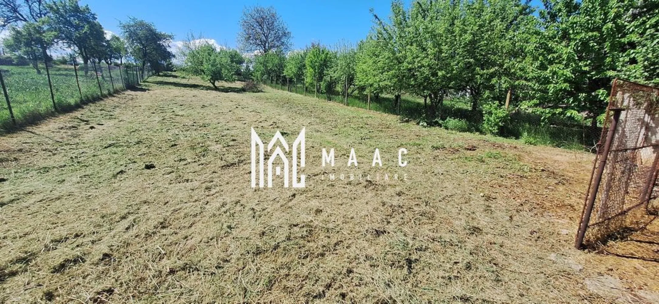 Casa 4 Camere | 1300 mp Teren | Miercurea Sibiului - MAAC Imobiliare vă propune spre vânzare o proprietate cu potențial, situată în Miercurea Sibiului. Ideală pentru o familie care își dorește spațiu generos și multiple posibilități de utilizare.

Detalii proprietate:

Suprafață totală teren: 1300 mp

Proprietatea este compusă din 2 corpuri de clădire:

Primul corp: 3 dormitoare și un hol

Al doilea corp: bucătărie, dormitor, cămară și baie

Pivniță: 16 mp situată sub primul corp de casă

Anexe:

Șură cu grajd și bucătărie de vară

Spații de depozitare pentru lemne și adăpost pentru animale

Utilități:

Proprietatea este racordată la gaz

În localitate se află în derulare lucrările pentru racordarea la apă și canalizare

Avantaje:

Suprafață generoasă de teren

Compartimentare practică, cu spații utile pentru diverse activități gospodărești

Zonă liniștită, cu acces rapid către centrul localității

Pentru detalii suplimentare și programarea unei vizionări, vă invităm să ne contactați, menționând ID: CP2567276
