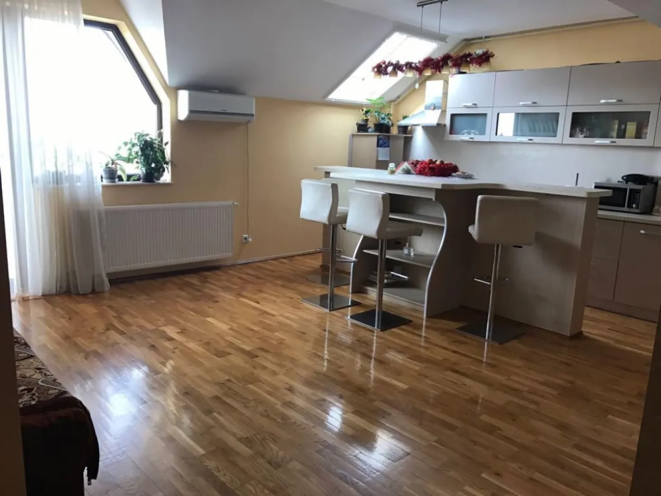 Ag EUROPA vinde ap. FINISAT cu 3 camere la etajul 4 zona CENTRALA. - Agenția EUROPA vinde apartament FINISAT cu 3 camere situat în zona CENTRALA la etajul 4.
