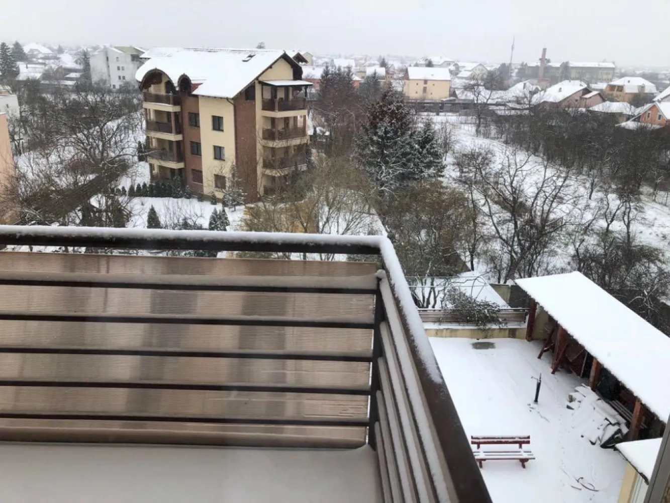 Ag EUROPA vinde ap. FINISAT cu 3 camere la etajul 4 zona CENTRALA. - Agenția EUROPA vinde apartament FINISAT cu 3 camere situat în zona CENTRALA la etajul 4.