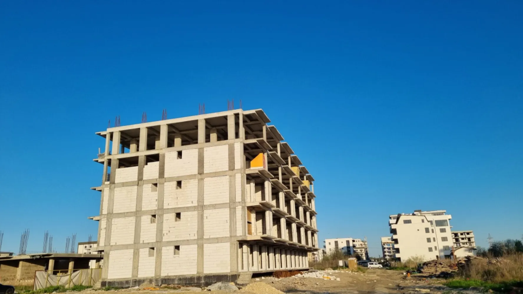 Ag. Eu. vinde Ap. 2 Cam. 39 mp Parter/8 An bloc 2024 Mamaia Nord - Agentia Europa doreste sa va puna la dispozitie pentru vanzare apartamentul visurilor tale, de la malul mării! 
Apartamentul are suprafata utila 39 mp dintre care 6 mp este balconul . 
Amplasat într-o zonă liniștită a stațiunii Mamaia Nord, dar în același timp la doar 100 de metri de promenadă și plajă, proiectul îți oferă vacanța ta perfectă, acasă. Prin conceptul arhitectural deosebit, toți clienții vor beneficia de vedere către mare (atât din interior, cât și de pe terasă), indiferent de poziționarea în clădire.

Fațadele cu terase nu vor fi niciodată umbrite sau obturate de o altă construcție vecină viitoare, având în vedere ca terenul are deschidere la două străzi publice (în față: strada B1; în spate: strada A6).

Utilizarea eficientă a spațiilor, geometria pereților, generozitatea teraselor, potențialul turistic al zonei – fac din acest proiect probabil cea mai eficientă achiziție (raport calitate/preț) din stațiunea Mamaia Nord.

Multiple modalități de plată: avans 50% + diferența la predare – prețuri cu discount 5%; avans 75% + diferența la predare – prețuri cu discount 20%; rate la dezvoltator.

ApartamentUL se vinde la alb și beneficiază de următoarele dotări și finisaje:

 tâmplărie PVC, geam termoizolant
 ușă metalică la intrarea în locuință
 centrală proprie pe gaz
 pereți tencuiți mecanizat și finisați cu glet
 pardoseli la nivel de șapă
 instalația electrică, sanitară și termică – realizată
 pregătire pentru aer condiționat
 terase placate cu gresie + balustradă din sticlă
 casa scării echipată complet: pardoseli cu piatră naturală, balustradă, sistem de iluminat
 izolație exterioară 10cm
 lift modern
 videointerfon
 supraveghere video
 loc de parcare – 10.000€ + TVA sau disponibil pentru închiriere

*Toate informațiile, schițele și pozele au exclusiv scop de prezentare! Suprafețele apartamentelor pot suferi modificări +/- 5% după măsurătorile cadastrale.
In cazul achitarii unui avans maimare de 50% se aplica un discount de 5%
In cazul achitarii unui avans maimare de 75 se aplica un discount de 20%