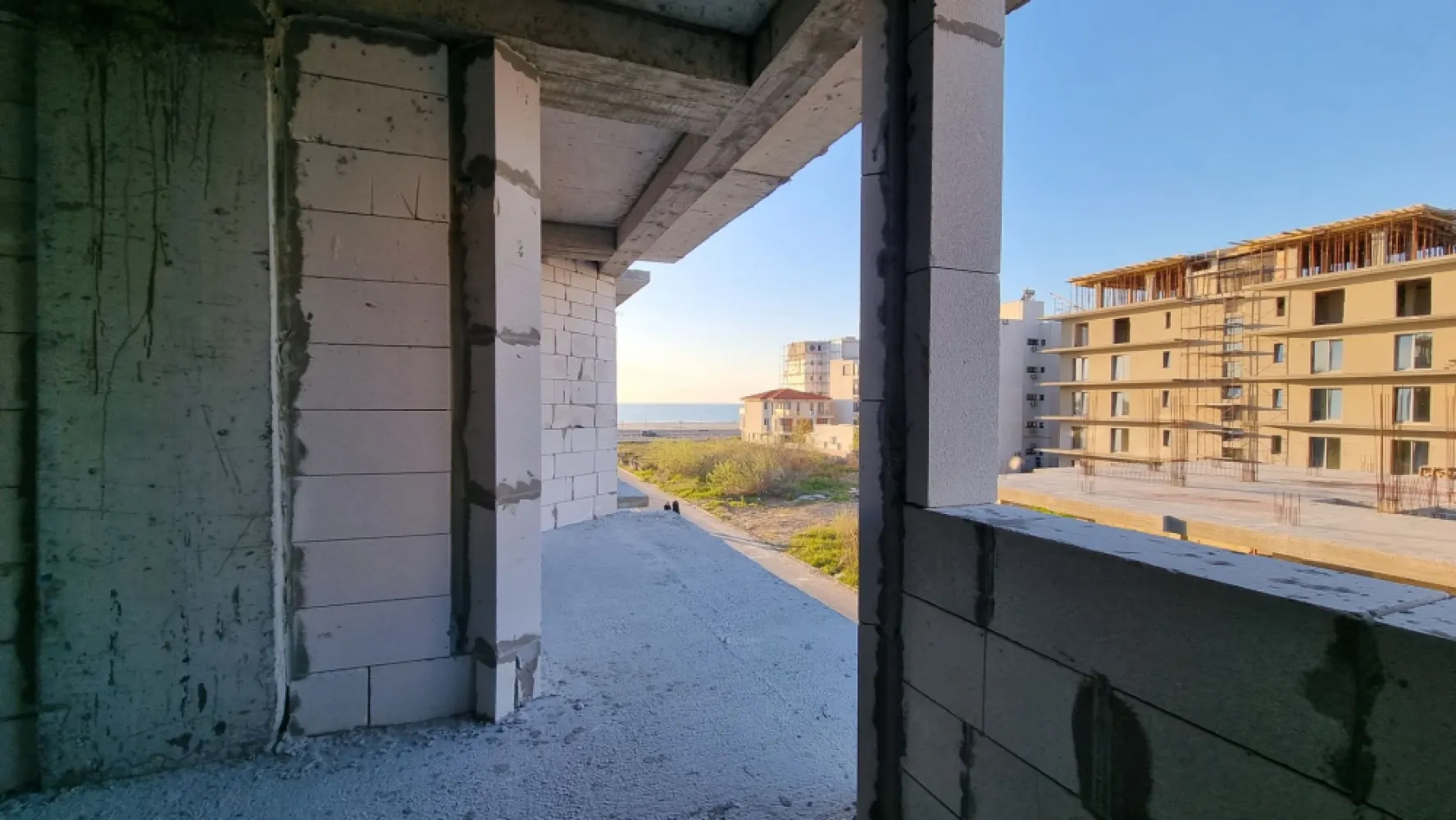 Ag. Eu. vinde Ap. 2 Cam. 39 mp Parter/8 An bloc 2024 Mamaia Nord - Agentia Europa doreste sa va puna la dispozitie pentru vanzare apartamentul visurilor tale, de la malul mării! 
Apartamentul are suprafata utila 39 mp dintre care 6 mp este balconul . 
Amplasat într-o zonă liniștită a stațiunii Mamaia Nord, dar în același timp la doar 100 de metri de promenadă și plajă, proiectul îți oferă vacanța ta perfectă, acasă. Prin conceptul arhitectural deosebit, toți clienții vor beneficia de vedere către mare (atât din interior, cât și de pe terasă), indiferent de poziționarea în clădire.

Fațadele cu terase nu vor fi niciodată umbrite sau obturate de o altă construcție vecină viitoare, având în vedere ca terenul are deschidere la două străzi publice (în față: strada B1; în spate: strada A6).

Utilizarea eficientă a spațiilor, geometria pereților, generozitatea teraselor, potențialul turistic al zonei – fac din acest proiect probabil cea mai eficientă achiziție (raport calitate/preț) din stațiunea Mamaia Nord.

Multiple modalități de plată: avans 50% + diferența la predare – prețuri cu discount 5%; avans 75% + diferența la predare – prețuri cu discount 20%; rate la dezvoltator.

ApartamentUL se vinde la alb și beneficiază de următoarele dotări și finisaje:

 tâmplărie PVC, geam termoizolant
 ușă metalică la intrarea în locuință
 centrală proprie pe gaz
 pereți tencuiți mecanizat și finisați cu glet
 pardoseli la nivel de șapă
 instalația electrică, sanitară și termică – realizată
 pregătire pentru aer condiționat
 terase placate cu gresie + balustradă din sticlă
 casa scării echipată complet: pardoseli cu piatră naturală, balustradă, sistem de iluminat
 izolație exterioară 10cm
 lift modern
 videointerfon
 supraveghere video
 loc de parcare – 10.000€ + TVA sau disponibil pentru închiriere

*Toate informațiile, schițele și pozele au exclusiv scop de prezentare! Suprafețele apartamentelor pot suferi modificări +/- 5% după măsurătorile cadastrale.
In cazul achitarii unui avans maimare de 50% se aplica un discount de 5%
In cazul achitarii unui avans maimare de 75 se aplica un discount de 20%