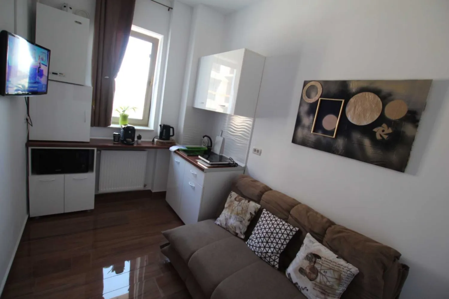 Studio de vanzare in zona cluburilor din Mamaia - Vedere la mare - Studio cu vedere la mare in zona cluburilor din Mamaia. In complex rezidential Twin Rezidence , vis a vis de hotel Opera si White Tower - Afacere la cheie.

Distanta pana la plaja de 50 m
Distanta pana la Club Nuba 100 m

Complexul este dotat cu parcare cu bariera, supraveghere video parcare ,lift si holuri
Ideal pentru inchiriat de sezon .Locatia se vinde cu tot cu contul de Booking (Aura Studio Mamaia) cu nota 10 si contul de Airbnb (Aura Studio Mamaia) unde are 5 stele si supergazda ambele cu rezervari pana in Septembrie - se poate face instruirea de gestionarea conturilor daca se doreste.

Locatia este situata la etajul 4/7 in cladire cu lift.
Se vinde complet mobilat si utilat:
- dormitor cu pat, aer conditionat ,TV, Wifi, Cablu Digi , tavan barisol, sifonier , noptiere , fotolii ...
- chicineta complet utilata, centrala termica pe gaze,TV, canapea extensibila, aparat de expresso , cuptor cu microunde, plita pe inductie ...
- baie complet utilata
- balcon cu vedere la mare dotat cu mese , scaune si uscator de prosoape extensibil ,
- hol - frigider , oglinda , cuier ...
La usa de intrare este montat sistem Smart Lock pentru o mai usoara gestionare de la distanta.

Pret 89 000 euro Negociabil