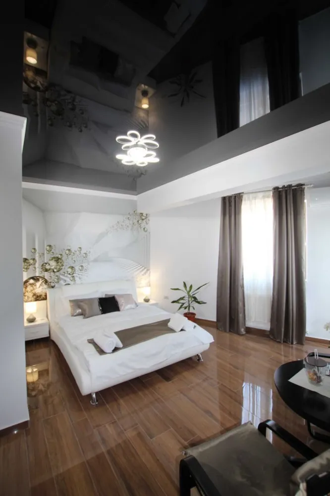 Studio de vanzare in zona cluburilor din Mamaia - Vedere la mare - Studio cu vedere la mare in zona cluburilor din Mamaia. In complex rezidential Twin Rezidence , vis a vis de hotel Opera si White Tower - Afacere la cheie.

Distanta pana la plaja de 50 m
Distanta pana la Club Nuba 100 m

Complexul este dotat cu parcare cu bariera, supraveghere video parcare ,lift si holuri
Ideal pentru inchiriat de sezon .Locatia se vinde cu tot cu contul de Booking (Aura Studio Mamaia) cu nota 10 si contul de Airbnb (Aura Studio Mamaia) unde are 5 stele si supergazda ambele cu rezervari pana in Septembrie - se poate face instruirea de gestionarea conturilor daca se doreste.

Locatia este situata la etajul 4/7 in cladire cu lift.
Se vinde complet mobilat si utilat:
- dormitor cu pat, aer conditionat ,TV, Wifi, Cablu Digi , tavan barisol, sifonier , noptiere , fotolii ...
- chicineta complet utilata, centrala termica pe gaze,TV, canapea extensibila, aparat de expresso , cuptor cu microunde, plita pe inductie ...
- baie complet utilata
- balcon cu vedere la mare dotat cu mese , scaune si uscator de prosoape extensibil ,
- hol - frigider , oglinda , cuier ...
La usa de intrare este montat sistem Smart Lock pentru o mai usoara gestionare de la distanta.

Pret 89 000 euro Negociabil