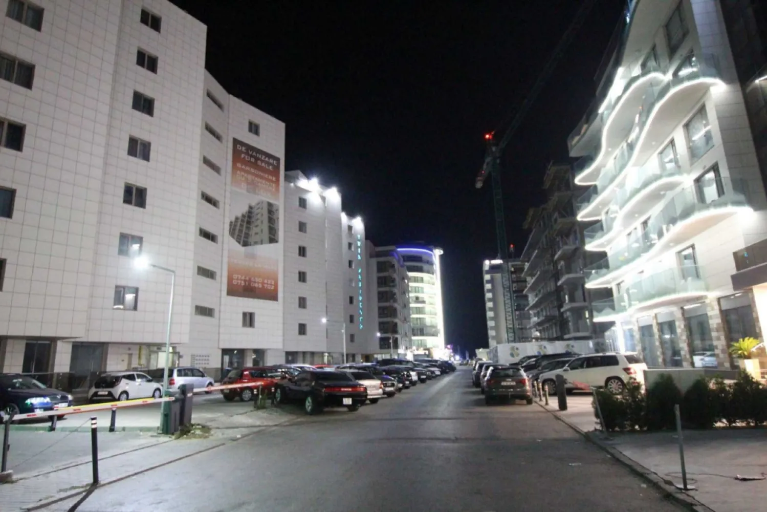 Studio de vanzare in zona cluburilor din Mamaia - Vedere la mare - Studio cu vedere la mare in zona cluburilor din Mamaia. In complex rezidential Twin Rezidence , vis a vis de hotel Opera si White Tower - Afacere la cheie.

Distanta pana la plaja de 50 m
Distanta pana la Club Nuba 100 m

Complexul este dotat cu parcare cu bariera, supraveghere video parcare ,lift si holuri
Ideal pentru inchiriat de sezon .Locatia se vinde cu tot cu contul de Booking (Aura Studio Mamaia) cu nota 10 si contul de Airbnb (Aura Studio Mamaia) unde are 5 stele si supergazda ambele cu rezervari pana in Septembrie - se poate face instruirea de gestionarea conturilor daca se doreste.

Locatia este situata la etajul 4/7 in cladire cu lift.
Se vinde complet mobilat si utilat:
- dormitor cu pat, aer conditionat ,TV, Wifi, Cablu Digi , tavan barisol, sifonier , noptiere , fotolii ...
- chicineta complet utilata, centrala termica pe gaze,TV, canapea extensibila, aparat de expresso , cuptor cu microunde, plita pe inductie ...
- baie complet utilata
- balcon cu vedere la mare dotat cu mese , scaune si uscator de prosoape extensibil ,
- hol - frigider , oglinda , cuier ...
La usa de intrare este montat sistem Smart Lock pentru o mai usoara gestionare de la distanta.

Pret 89 000 euro Negociabil