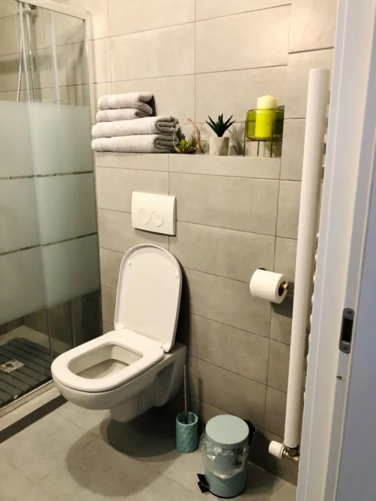 Vand Studio Casa del Mar Mamaia - Vand studio modern in ansamblul rezidential Casa Del Mar, Mamaia.

Detalii despre imbobil:
- se afla la etajul 8, cu suprafata totala 42mp, terasa foarte generoasa de 9mp
- dispune de sistem smart home (functionalitatile apartamentului pot fi gestionate din telefon sau panou centralizator), finisaje de calitate, incalzire in pardoseala, utilitati complete (gaze, electricitate, apa)
- Design interior complet echipat cu mobila Mobexpert (bucatarie, baie, dormitor)
- este izolat fonic, amplasat optim, ferit se agitatie si zgomot
- are vedere frontala catre lac si catre mare
- se afla la 2 minute pe jos de plaja din Mamaia Nord
- se afla la 5 minute pe jos de zona animata si comerciala din Mamaia Nord (Loft, Crazy Beach, Fratelli Beach&Club, Breeze, etc)

Imobilul se vinde in varianta complet mobilata si utilata conform pozelor.

Imobilul poate fi imediat locuibil si utilizat, fie in scop comercial sau personal.

Va rugam sa ne contactati pentru mai multe detalii.