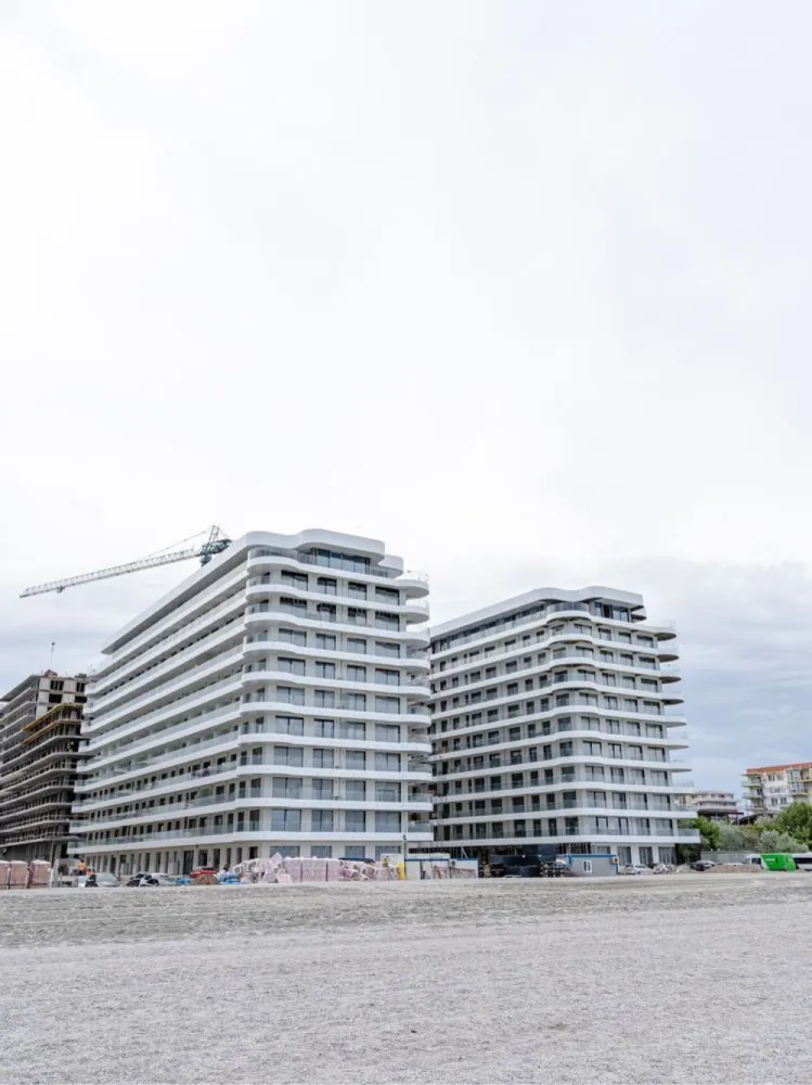 SEA ON Mamaia Nord - prima linie cu vedere la mare, zona exclusivista - ANSAMBLUL REZIDENTIAL "SEA ON MAMAIA" – Mamaia Nord- Năvodari Constanta , primul rand la mare, lângă Nordis Mamaia. Ideal investiție Oportunitate .STUDIO NOU RECEPTIONAT, Bloc 2, PARTER/10, cu vedere pe sud.
VANZARE DIRECT DE LA PROPRIETAR.
Studio: camera de zi, chicineta, baie, hol, MOBILAT UTILAT COMPLET: Tv Samsung Smart , masina de spălat cu uscător , plita pe inducție , frigider incorporabil, cuptor cu microunde. Toate aceste produse sunt noi.
Facilitati: centrala proprie marca Vaillant cu pornire de la distanta prin internet-sistem Smart Home, incalzire in pardoseala Uponor, aer conditionat Daikin inclus, gaze, aparate de contorizare separată a consumului de apă, de energie electrică şi gaze, instalaţii: electrice (inclusiv pentru curenţii slabi) Schneider, Legrand si Gewiss, termice Uponor, sanitare Grohe si Kludi,tâmplărie exterioară din aluminiu Schuco, interfon, lift marca Schindler.Avand in vedere locatia deosebita, linistea, calitatea si confortul oferit acesta proprietate este cu siguranta una din primele optiuni rezidentiale aflate in zona. Acces rapid la toate punctele „fierbinţi” din Mamaia Nord: Loft, Crazy Beach, Fratelli Beach&Club, Breeze, Resort Phoenicia ,complexul este totuşi amplasat optim, fiind ferit de agitaţie şi zgomot, asftel încât să vă bucuraţi de o experienţă cât mai relaxantă la malul mării. Studioul nu are BALCON