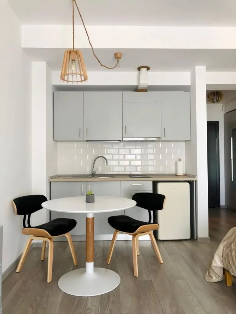 Vand Studio Casa del Mar Mamaia - Vand studio modern in ansamblul rezidential Casa Del Mar, Mamaia.

Detalii despre imbobil:
- se afla la etajul 8, cu suprafata totala 42mp, terasa foarte generoasa de 9mp
- dispune de sistem smart home (functionalitatile apartamentului pot fi gestionate din telefon sau panou centralizator), finisaje de calitate, incalzire in pardoseala, utilitati complete (gaze, electricitate, apa)
- Design interior complet echipat cu mobila Mobexpert (bucatarie, baie, dormitor)
- este izolat fonic, amplasat optim, ferit se agitatie si zgomot
- are vedere frontala catre lac si catre mare
- se afla la 2 minute pe jos de plaja din Mamaia Nord
- se afla la 5 minute pe jos de zona animata si comerciala din Mamaia Nord (Loft, Crazy Beach, Fratelli Beach&Club, Breeze, etc)

Imobilul se vinde in varianta complet mobilata si utilata conform pozelor.

Imobilul poate fi imediat locuibil si utilizat, fie in scop comercial sau personal.

Va rugam sa ne contactati pentru mai multe detalii.