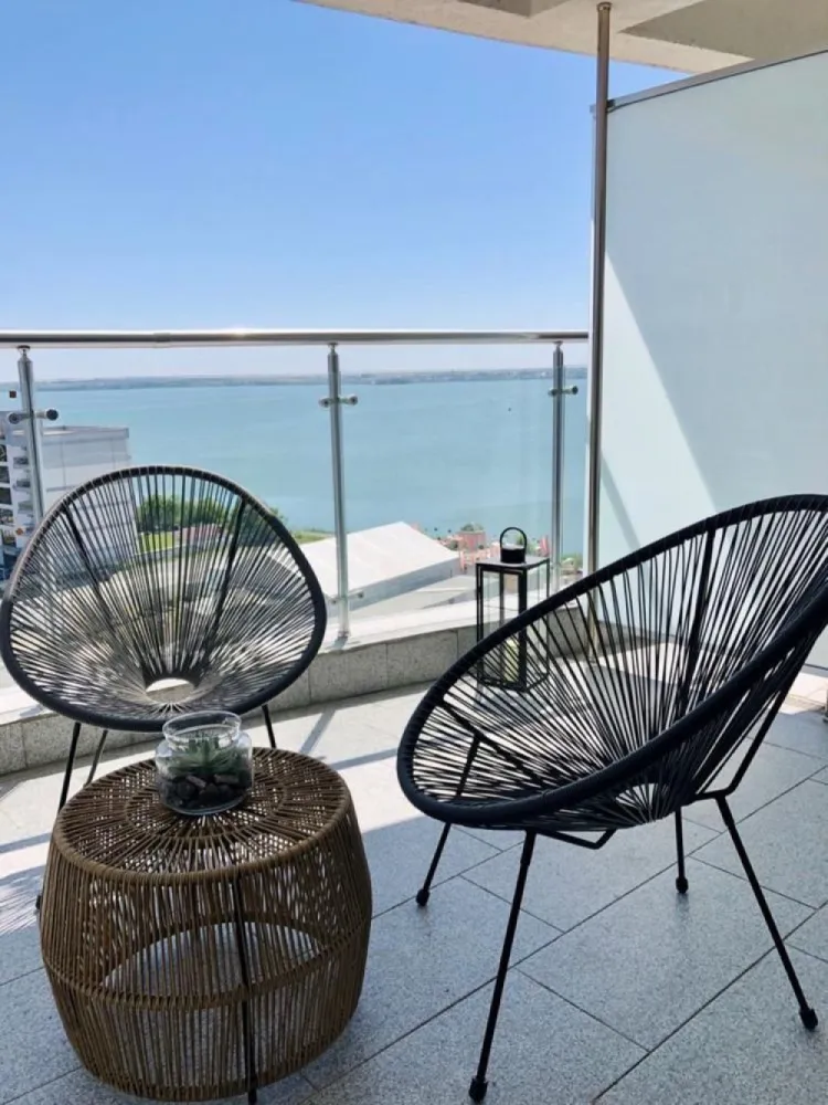 Vand Studio Casa del Mar Mamaia - Vand studio modern in ansamblul rezidential Casa Del Mar, Mamaia.

Detalii despre imbobil:
- se afla la etajul 8, cu suprafata totala 42mp, terasa foarte generoasa de 9mp
- dispune de sistem smart home (functionalitatile apartamentului pot fi gestionate din telefon sau panou centralizator), finisaje de calitate, incalzire in pardoseala, utilitati complete (gaze, electricitate, apa)
- Design interior complet echipat cu mobila Mobexpert (bucatarie, baie, dormitor)
- este izolat fonic, amplasat optim, ferit se agitatie si zgomot
- are vedere frontala catre lac si catre mare
- se afla la 2 minute pe jos de plaja din Mamaia Nord
- se afla la 5 minute pe jos de zona animata si comerciala din Mamaia Nord (Loft, Crazy Beach, Fratelli Beach&Club, Breeze, etc)

Imobilul se vinde in varianta complet mobilata si utilata conform pozelor.

Imobilul poate fi imediat locuibil si utilizat, fie in scop comercial sau personal.

Va rugam sa ne contactati pentru mai multe detalii.