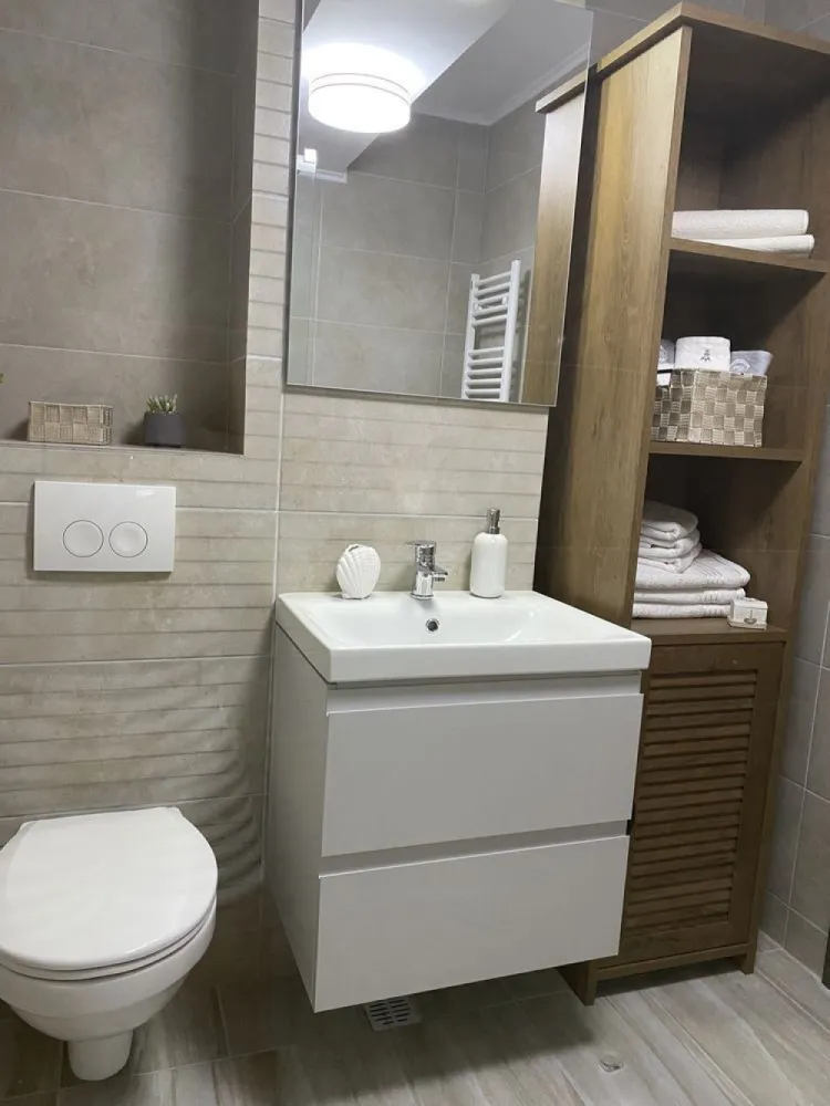 Studio Mamaia Nord - Studio Mamaia Nord pe partea cu marea, an constructie 2021, persoana fizica, complet mobilat si utilat, se vinde ca in poze, bloc nou cu doar 11 apartamente, utilitati cu contract individual direct la furnizori, centrala independenta pe gaz, aer conditionat, aparataj electric modular model Gewis, tamplarie PVC Salamander, interfon, suprafata totala 71,4 mp din care terasa+balcon 40,1 mp, parcare proprietate privata in curtea imobilului, distanta fata de mare aprox 250 m, in imediata vecinatate se afla complexul Alezzi, Lidl, plaja Kazebo.