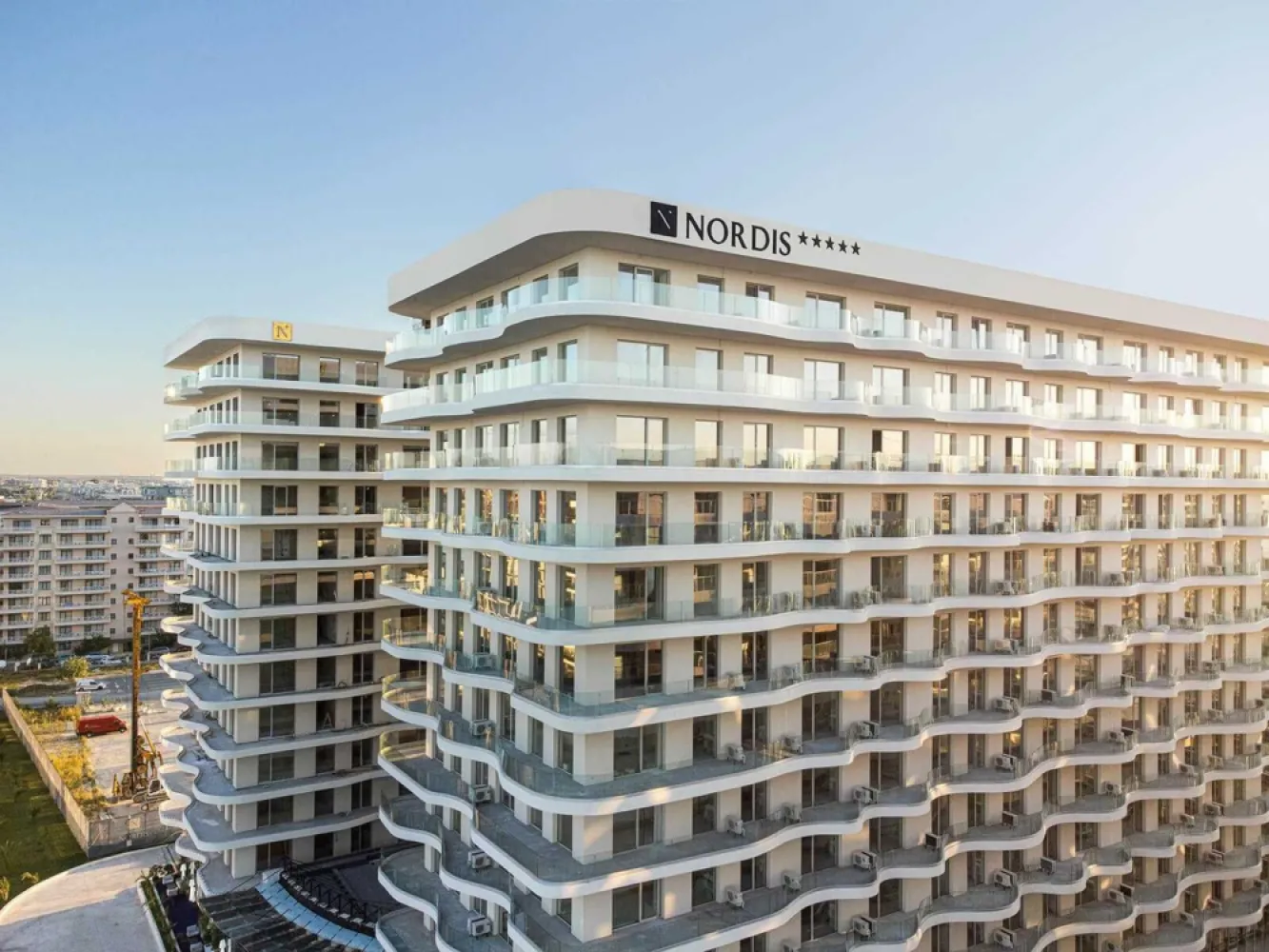 Studio tip Capri Nordis Mamaia - Vand studio Capri in complexul Nordis Mamaia, blocul 3 rezidential, etajul 2, cu vedere la zona de spa. Momentan cesionez promisiunea, dar se poate semna contractul de vanzare-cumparare cu dezvoltatorul. Termenul de finalizare al imobilului este septembrie 2023. Achitat aproape integral, mai sunt de platit aproximativ 3500 de euro la predare. Pretul studioului este considerabil mai mic decat daca ar fi achizitionat direct de la dezvoltator.
Suprafata totala de 37 mp, din care 7.8 mp terasa.

Nordis Mamaia este cel mai mare ansamblu hotelier și rezidențial de 5 stele din nordul stațiunii Mamaia aproape de zona de entertainment și cluburi.
Complexul ofera un număr impresionant de facilități precum:
- SPA de 3.200 mp;
- Piscine interioare și exterioare;
- 12 Restaurante și cafenele;
- Plajă proprie;
- Sala de fitness / Centru de recuperare medicală;
- Loc de joacă pentru copii;
- Parcare privată;
- Cinema VIP;
- Concierge;
- Smart Home.