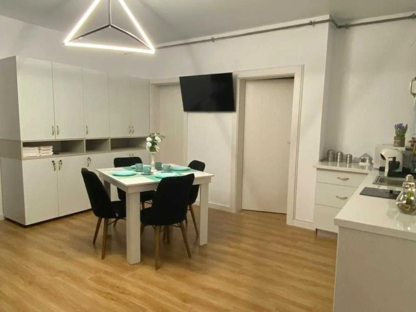 Vand apartament cu vedere la mare- Mamaia Nord - PROPRIETAR
Imobil achizitinat pe societate
Posibilitate de rate la dezvoltator, un an și jumătate
Accept prin credit bancar
Posbilitate achizitionare loc de parcare subteran (15.000 euro, tva inclus)

De vanzare- apartament situata in zona Mamaia Nord-Complex Signature Promenada.
Apartamentul este situat la etajul 1 intr-un bloc finalizat in anul 2022, primul rand la mare, dispune de o suprafata de 50.4 mp utili, structurata si impartita foarte eficient pentru a satisface toate nevoile unei sederi atat in sezonul estival cat si in extra sezon.
Se vinde mobilata si utilata de lux
• Nr. camere:2
• Suprafaţă utilă 50.4mp
• Compartimentare:decomandat
• Confort:lux
• Etaj:Etaj 1 / 8
• Nr. bucătării:1 (open space)
• Nr. băi:1
• An construcţie:2022 -finalizat
• Structură rezistenţă:beton
• Tip imobil:bloc de apartamente
• Regim înălţime:P+8E
• Nr. balcoane:1 (apartamentul are iesire in balcon atat din living cat si din dormitor)

UTILITĂȚI
• Utilitati generale: Curent, Apa, Canalizare, Gaz
• Sistem incalzire: Centrala proprie
• Acces internet: Fibra optica

FINISAJE
• Ferestre cu geam termopan: PVC
• Stare interior: Renovat
• Usi interior: Celulare
• Usa intrare: Metal
• Izolatii termice: Exterior
• Podele: Gresie, Parchet
• Pereti: Faianta, Vopsea lavabila

- Incalzire in pardoseala, centrala proprie Vaillant+ termostat reglare temperatura
-Aer conditionat Daikin
-TV -Smart - Samsung
-Tavan barrisol- Alb mat
-Corpuri iluminat -led
-Mobila MDF alb lucioa
-Masina de spalat automata -Arctic
-Plita electrica
-Cuptor cu microunde
-Espressor de cafea
-Bucatarie complet echipata
-Fotoliu extensibil
-Canapea extensibila (saltea relaxa)
-Frigider
-Pat matrimonial tapitat (piele)

-Blocul detine plaja privata cu spatiu de joaca pentru copii si un lobby pentru parinti
-Piscina pe plaja
-Plaja pentru adulti
-Restaurant la parterul blocului

Acte la zi