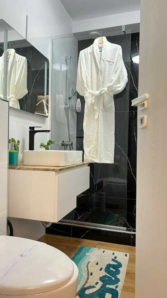 Vand apartament cu vedere la mare- Mamaia Nord - PROPRIETAR
Imobil achizitinat pe societate
Posibilitate de rate la dezvoltator, un an și jumătate
Accept prin credit bancar
Posbilitate achizitionare loc de parcare subteran (15.000 euro, tva inclus)

De vanzare- apartament situata in zona Mamaia Nord-Complex Signature Promenada.
Apartamentul este situat la etajul 1 intr-un bloc finalizat in anul 2022, primul rand la mare, dispune de o suprafata de 50.4 mp utili, structurata si impartita foarte eficient pentru a satisface toate nevoile unei sederi atat in sezonul estival cat si in extra sezon.
Se vinde mobilata si utilata de lux
• Nr. camere:2
• Suprafaţă utilă 50.4mp
• Compartimentare:decomandat
• Confort:lux
• Etaj:Etaj 1 / 8
• Nr. bucătării:1 (open space)
• Nr. băi:1
• An construcţie:2022 -finalizat
• Structură rezistenţă:beton
• Tip imobil:bloc de apartamente
• Regim înălţime:P+8E
• Nr. balcoane:1 (apartamentul are iesire in balcon atat din living cat si din dormitor)

UTILITĂȚI
• Utilitati generale: Curent, Apa, Canalizare, Gaz
• Sistem incalzire: Centrala proprie
• Acces internet: Fibra optica

FINISAJE
• Ferestre cu geam termopan: PVC
• Stare interior: Renovat
• Usi interior: Celulare
• Usa intrare: Metal
• Izolatii termice: Exterior
• Podele: Gresie, Parchet
• Pereti: Faianta, Vopsea lavabila

- Incalzire in pardoseala, centrala proprie Vaillant+ termostat reglare temperatura
-Aer conditionat Daikin
-TV -Smart - Samsung
-Tavan barrisol- Alb mat
-Corpuri iluminat -led
-Mobila MDF alb lucioa
-Masina de spalat automata -Arctic
-Plita electrica
-Cuptor cu microunde
-Espressor de cafea
-Bucatarie complet echipata
-Fotoliu extensibil
-Canapea extensibila (saltea relaxa)
-Frigider
-Pat matrimonial tapitat (piele)

-Blocul detine plaja privata cu spatiu de joaca pentru copii si un lobby pentru parinti
-Piscina pe plaja
-Plaja pentru adulti
-Restaurant la parterul blocului

Acte la zi