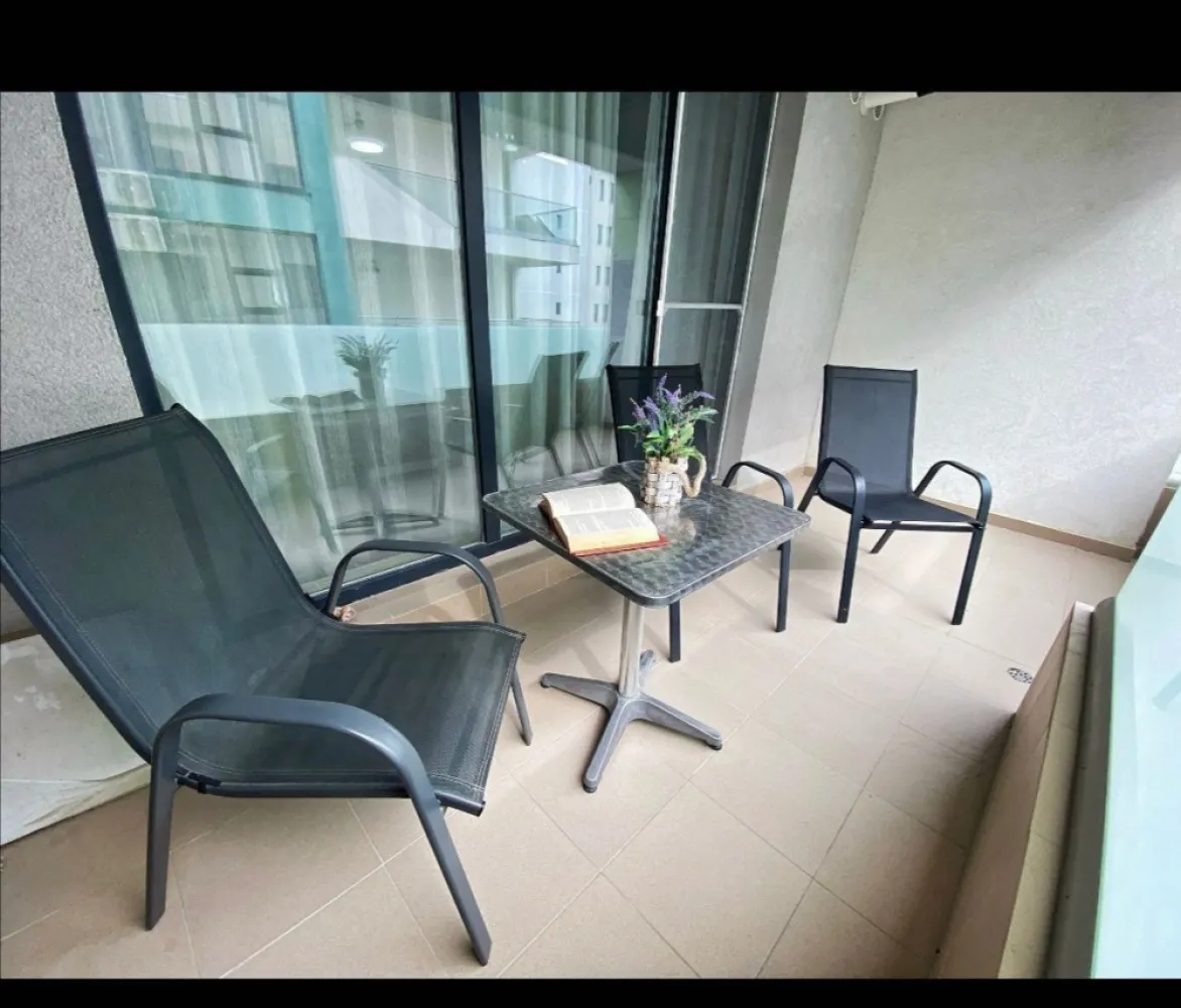 Vând studio la promenadă - Vând garsonieră tip studio la malul mării, in Mamaia Nord, în zona Papaya, mobilată si utilată cu: centrala pe gaz, aer condiționat, frigider, plită inductie, mașina de spălat rufe... etc
Garsoniera are cadastru si intabulare, se afla la 30m de plaja si 200 m de Lidl, langa Allezzi Infinity, pe o strada asfaltată, intr-un imobil de 5 etaje, cu lift. Garsoniera are o terasă generoasă cu vedere laterală spre mare. Utilitățile sunt pe persoana fizică si are asociatie de proprietari, ceea ce e un mare avantaj. Este o investiție pentru cei care doresc s o inchirieze in regim hotelier.