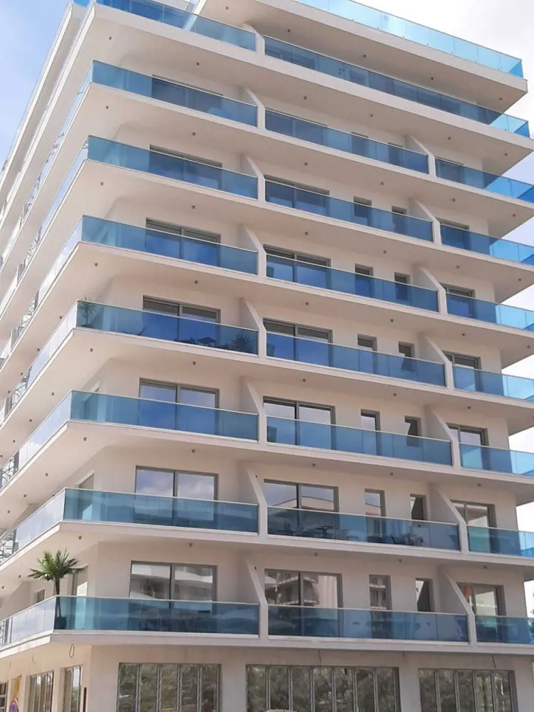 Vand apartament 2 camere cu vedere la mare Mamaia Nord - Vand apartament cu 2 camere in Mamaia Nord ( in zona cu plaja nelargita, ideal pentru familii cu copii si nu numai ), format din living si bucatarie ( 23,75 mp ), baie ( 5,19 mp ), dormitor ( 14,36 mp ) si balcon ( 9,75 mp ).

Apartamentul se afla la etajul 7/9 in noul complex rezidential Wave 5 ( finalizat in 2023 ) situat pe Str. Promenada Năvodari, la 50 m de plaja.
Apartamentul beneficiaza de vedere la mare fiind pozitionat intr-o zona linistita, fara constructii apropiate.

Apartamentul a fost finalizat în februarie 2023 ( gresie, faianta, dus, usi interioare, finisaje, instalatii si obiecte sanitare, termice, electrice, incalzire in pardoseala, mobila de bucatarie pe comanda, etc. ) și se vinde complet utilat si mobilat, totul este nou, cu garantie.

Complexul va beneficia de restaurante la parter, alee privata cu bariera si locuri de parcare gratuite.

Apartamentul poate gazdui cel putin 4 adulti si doi copii ( in dormitor este pat matrimonial 180 x 200 foarte comfortabil - tip hotel, cu spatii de depozitare, in living canapea extensibila ).
Balconul este dotat cu mobilier pentru exterior ( fotolii, masa - toate noi ).
Apartamentul este spațios și luminos.

Nu accept schimburi.

Pentru detalii / informatii suplimentare, va stau la dispozitie doar la numarul de telefon din anunt, nu raspund la mesaje.
Rog și ofer seriozitate.
Pretul nu este negociabil.