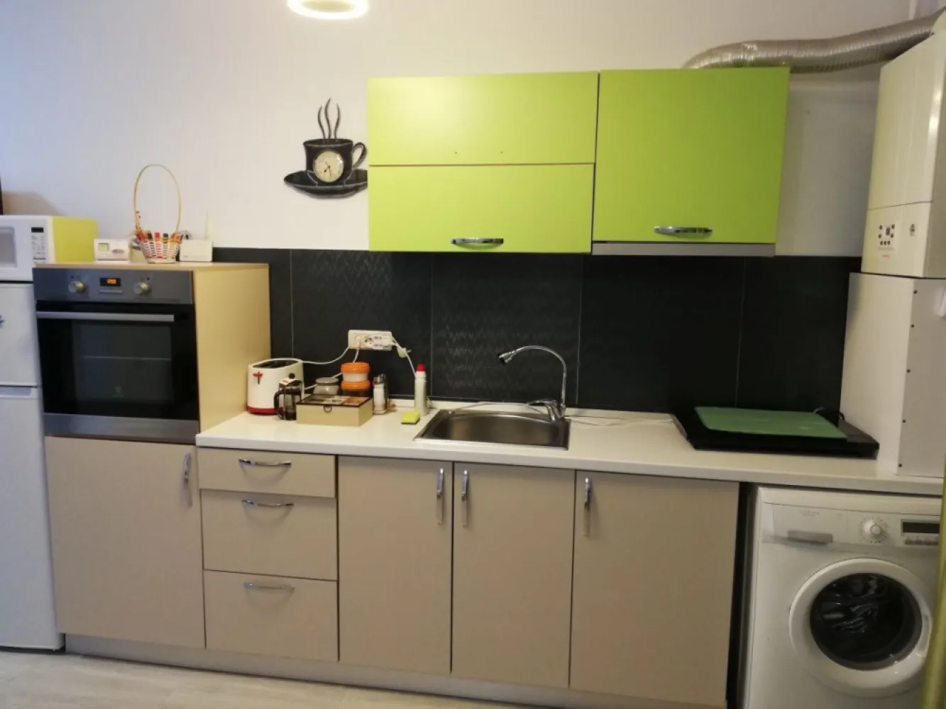 Vând studio la promenadă - Vând garsonieră tip studio la malul mării, in Mamaia Nord, în zona Papaya, mobilată si utilată cu: centrala pe gaz, aer condiționat, frigider, plită inductie, mașina de spălat rufe... etc
Garsoniera are cadastru si intabulare, se afla la 30m de plaja si 200 m de Lidl, langa Allezzi Infinity, pe o strada asfaltată, intr-un imobil de 5 etaje, cu lift. Garsoniera are o terasă generoasă cu vedere laterală spre mare. Utilitățile sunt pe persoana fizică si are asociatie de proprietari, ceea ce e un mare avantaj. Este o investiție pentru cei care doresc s o inchirieze in regim hotelier.