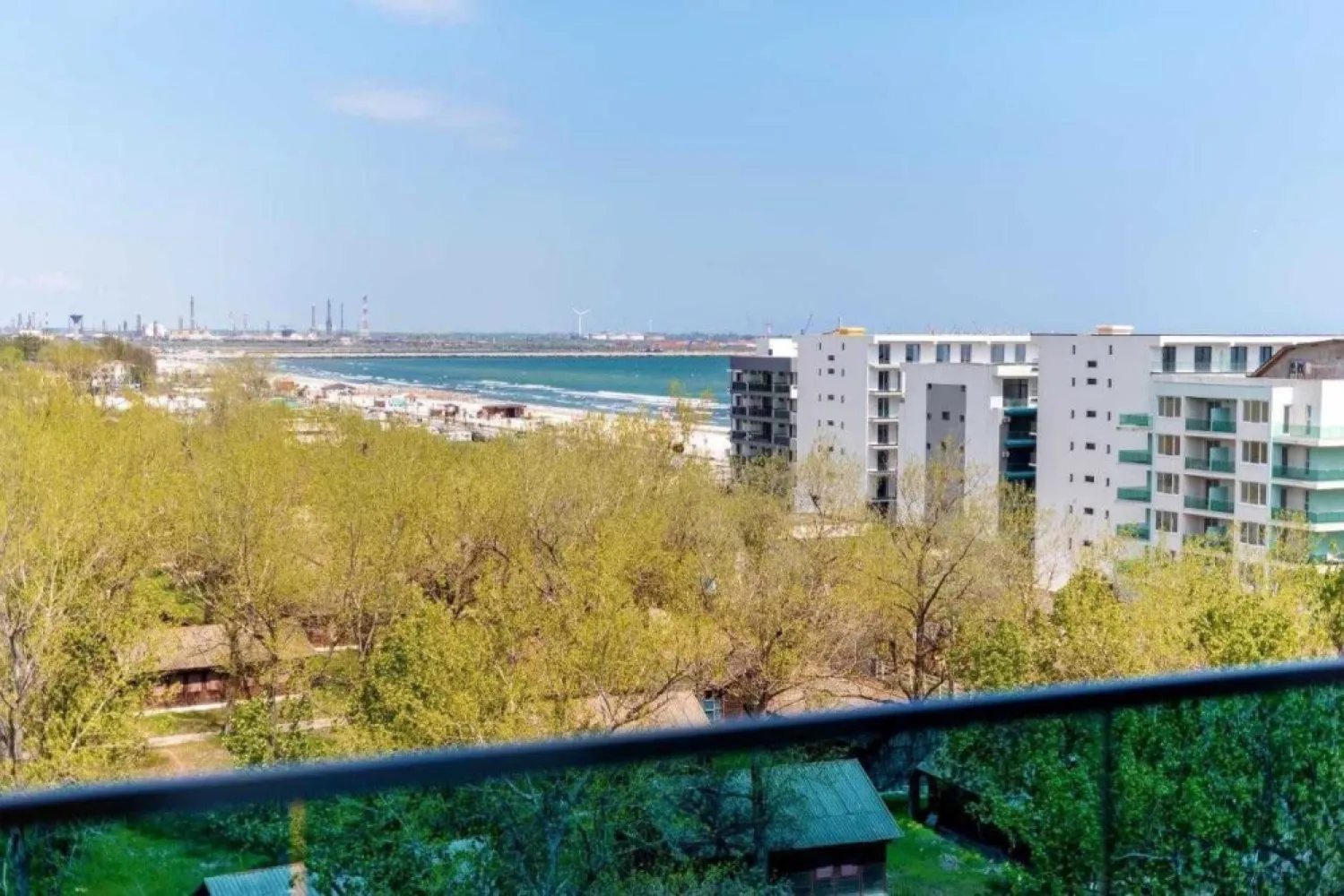 Vand apartament 2 camere cu vedere la mare Mamaia Nord - Vand apartament cu 2 camere in Mamaia Nord ( in zona cu plaja nelargita, ideal pentru familii cu copii si nu numai ), format din living si bucatarie ( 23,75 mp ), baie ( 5,19 mp ), dormitor ( 14,36 mp ) si balcon ( 9,75 mp ).

Apartamentul se afla la etajul 7/9 in noul complex rezidential Wave 5 ( finalizat in 2023 ) situat pe Str. Promenada Năvodari, la 50 m de plaja.
Apartamentul beneficiaza de vedere la mare fiind pozitionat intr-o zona linistita, fara constructii apropiate.

Apartamentul a fost finalizat în februarie 2023 ( gresie, faianta, dus, usi interioare, finisaje, instalatii si obiecte sanitare, termice, electrice, incalzire in pardoseala, mobila de bucatarie pe comanda, etc. ) și se vinde complet utilat si mobilat, totul este nou, cu garantie.

Complexul va beneficia de restaurante la parter, alee privata cu bariera si locuri de parcare gratuite.

Apartamentul poate gazdui cel putin 4 adulti si doi copii ( in dormitor este pat matrimonial 180 x 200 foarte comfortabil - tip hotel, cu spatii de depozitare, in living canapea extensibila ).
Balconul este dotat cu mobilier pentru exterior ( fotolii, masa - toate noi ).
Apartamentul este spațios și luminos.

Nu accept schimburi.

Pentru detalii / informatii suplimentare, va stau la dispozitie doar la numarul de telefon din anunt, nu raspund la mesaje.
Rog și ofer seriozitate.
Pretul nu este negociabil.