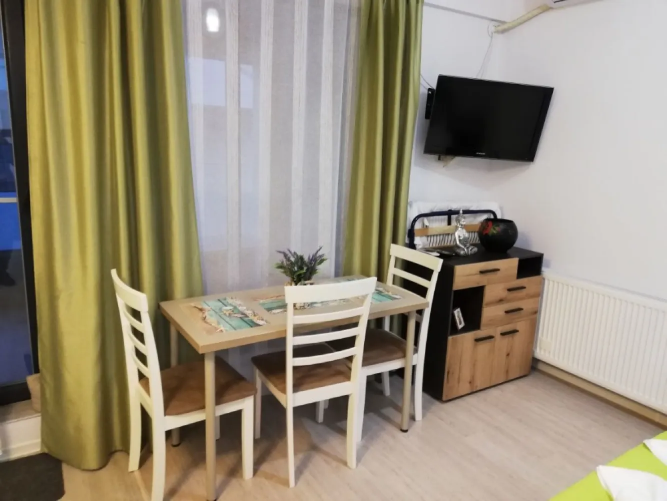 Vând studio la promenadă - Vând garsonieră tip studio la malul mării, in Mamaia Nord, în zona Papaya, mobilată si utilată cu: centrala pe gaz, aer condiționat, frigider, plită inductie, mașina de spălat rufe... etc
Garsoniera are cadastru si intabulare, se afla la 30m de plaja si 200 m de Lidl, langa Allezzi Infinity, pe o strada asfaltată, intr-un imobil de 5 etaje, cu lift. Garsoniera are o terasă generoasă cu vedere laterală spre mare. Utilitățile sunt pe persoana fizică si are asociatie de proprietari, ceea ce e un mare avantaj. Este o investiție pentru cei care doresc s o inchirieze in regim hotelier.