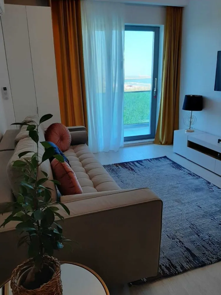 Vand apartament 2 camere cu vedere la mare Mamaia Nord - Vand apartament cu 2 camere in Mamaia Nord ( in zona cu plaja nelargita, ideal pentru familii cu copii si nu numai ), format din living si bucatarie ( 23,75 mp ), baie ( 5,19 mp ), dormitor ( 14,36 mp ) si balcon ( 9,75 mp ).

Apartamentul se afla la etajul 7/9 in noul complex rezidential Wave 5 ( finalizat in 2023 ) situat pe Str. Promenada Năvodari, la 50 m de plaja.
Apartamentul beneficiaza de vedere la mare fiind pozitionat intr-o zona linistita, fara constructii apropiate.

Apartamentul a fost finalizat în februarie 2023 ( gresie, faianta, dus, usi interioare, finisaje, instalatii si obiecte sanitare, termice, electrice, incalzire in pardoseala, mobila de bucatarie pe comanda, etc. ) și se vinde complet utilat si mobilat, totul este nou, cu garantie.

Complexul va beneficia de restaurante la parter, alee privata cu bariera si locuri de parcare gratuite.

Apartamentul poate gazdui cel putin 4 adulti si doi copii ( in dormitor este pat matrimonial 180 x 200 foarte comfortabil - tip hotel, cu spatii de depozitare, in living canapea extensibila ).
Balconul este dotat cu mobilier pentru exterior ( fotolii, masa - toate noi ).
Apartamentul este spațios și luminos.

Nu accept schimburi.

Pentru detalii / informatii suplimentare, va stau la dispozitie doar la numarul de telefon din anunt, nu raspund la mesaje.
Rog și ofer seriozitate.
Pretul nu este negociabil.