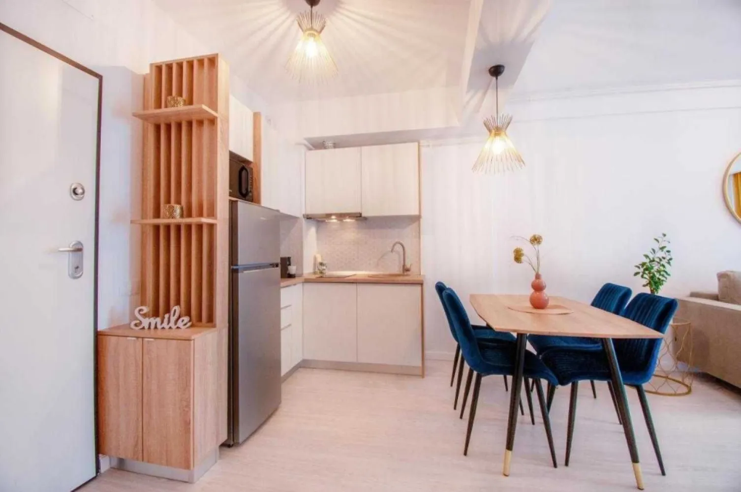 Vand apartament 2 camere cu vedere la mare Mamaia Nord - Vand apartament cu 2 camere in Mamaia Nord ( in zona cu plaja nelargita, ideal pentru familii cu copii si nu numai ), format din living si bucatarie ( 23,75 mp ), baie ( 5,19 mp ), dormitor ( 14,36 mp ) si balcon ( 9,75 mp ).

Apartamentul se afla la etajul 7/9 in noul complex rezidential Wave 5 ( finalizat in 2023 ) situat pe Str. Promenada Năvodari, la 50 m de plaja.
Apartamentul beneficiaza de vedere la mare fiind pozitionat intr-o zona linistita, fara constructii apropiate.

Apartamentul a fost finalizat în februarie 2023 ( gresie, faianta, dus, usi interioare, finisaje, instalatii si obiecte sanitare, termice, electrice, incalzire in pardoseala, mobila de bucatarie pe comanda, etc. ) și se vinde complet utilat si mobilat, totul este nou, cu garantie.

Complexul va beneficia de restaurante la parter, alee privata cu bariera si locuri de parcare gratuite.

Apartamentul poate gazdui cel putin 4 adulti si doi copii ( in dormitor este pat matrimonial 180 x 200 foarte comfortabil - tip hotel, cu spatii de depozitare, in living canapea extensibila ).
Balconul este dotat cu mobilier pentru exterior ( fotolii, masa - toate noi ).
Apartamentul este spațios și luminos.

Nu accept schimburi.

Pentru detalii / informatii suplimentare, va stau la dispozitie doar la numarul de telefon din anunt, nu raspund la mesaje.
Rog și ofer seriozitate.
Pretul nu este negociabil.