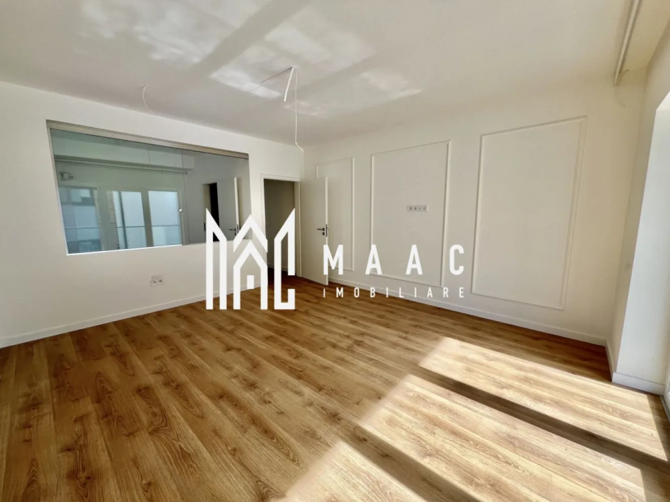 Apartament 2 camere finisat la ALB I 52.60 mp I Balcon I Parcare - De vânzare apartament cu 2 camere, finisat la ALB, situat într-un ansamblu rezidențial modern, cu multiple facilități și acces rapid către principalele puncte de interes ale orașului.

Detalii apartament:
Suprafață utilă: 52.6 mp
Balcon (logie): 18.46 mp, cu orientare sudică
Compartimentare eficientă, cu spații de depozitare bine gândite
Încălzire în pardoseală
Priveliște panoramică
Predare la cheie – finisaje moderne și de calitate
Terasă cu hidroizolație și sistem de drenaj
Izolație termică cu vată bazaltică
Balcon și casa scării finisate cu granit și sticlă securizată
Loc de parcare inclus în preț
Posibilitate achizitie boxa - 1000 eur

Avantaje ansamblu:
Design arhitectural cu larice siberian și piatră naturală
45% spații verzi – vegetație bogată și aer curat
4 locuri de joacă și un teren de fotbal
Ocupare teritorială redusă – doar 25% construcție din suprafața totală

Localizare:
La doar 4 minute de Zona Industrială Vest și Metro
15 minute de centrul istoric al Sibiului
Modalități de plată flexibile – se acceptă atât surse proprii, cât și credit ipotecar, fără influență asupra prețului final.

Pentru mai multe detalii, menționați telefonic ID: CP2565988
