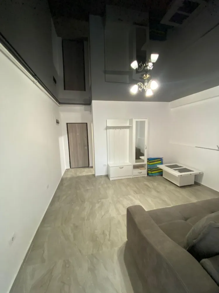 Apartament mamai sat 45m2 - Vand apartament mamaia sat la 2 minute de mers pe jos de mare. Apartament nou, nelocuit. Nu a fost dat nici in chirie niciodata. Apartamentul este compus din dormitor, living si bucatarie open space si baie.+loc de parcare daca se doreste contracost. Apartamentul se vinde mobilat exact cum se vede in poze.