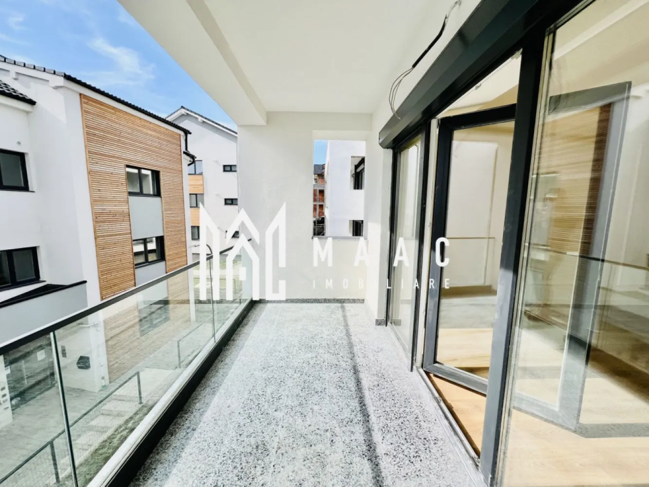Apartament 2 camere finisat la ALB I 52.60 mp I Balcon I Parcare - De vânzare apartament cu 2 camere, finisat la ALB, situat într-un ansamblu rezidențial modern, cu multiple facilități și acces rapid către principalele puncte de interes ale orașului.

Detalii apartament:
Suprafață utilă: 52.6 mp
Balcon (logie): 18.46 mp, cu orientare sudică
Compartimentare eficientă, cu spații de depozitare bine gândite
Încălzire în pardoseală
Priveliște panoramică
Predare la cheie – finisaje moderne și de calitate
Terasă cu hidroizolație și sistem de drenaj
Izolație termică cu vată bazaltică
Balcon și casa scării finisate cu granit și sticlă securizată
Loc de parcare inclus în preț
Posibilitate achizitie boxa - 1000 eur

Avantaje ansamblu:
Design arhitectural cu larice siberian și piatră naturală
45% spații verzi – vegetație bogată și aer curat
4 locuri de joacă și un teren de fotbal
Ocupare teritorială redusă – doar 25% construcție din suprafața totală

Localizare:
La doar 4 minute de Zona Industrială Vest și Metro
15 minute de centrul istoric al Sibiului
Modalități de plată flexibile – se acceptă atât surse proprii, cât și credit ipotecar, fără influență asupra prețului final.

Pentru mai multe detalii, menționați telefonic ID: CP2565988