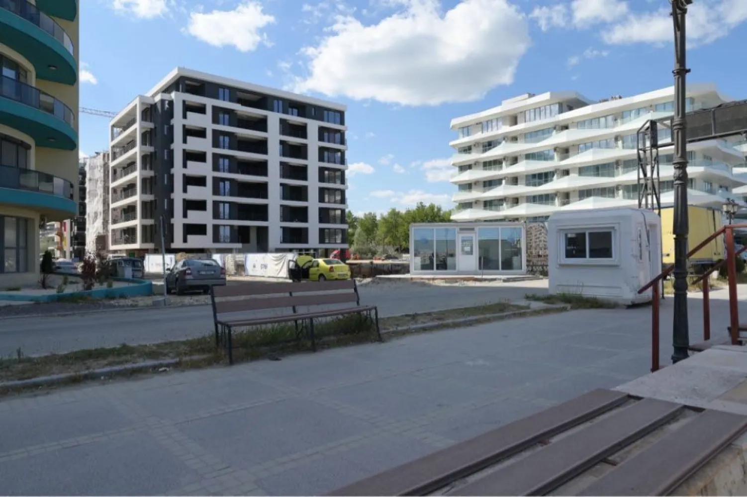 Ag. Eu. vinde Ap. 2 Cam 63 mp Et. 1 Constanta-Mamaia Nord - Agentia Europa vinde apartamentele "la gata" situate in Mamaia Nord, la 30 m de Promenda si plaja D8 , se predau cu urmatoarele dotari:
Imobil conectat la toate utilitatile: 
-apa/canalizare publica 
-current electric 
- Centrala termica individuala in condensatie (gaze)
*pardoseli casa scarii din granit
*lift Schindler 8 persoane ( cu functie : coborare la prima statie in caz de pana curent ) 
*inaltime camere 2.70-2.75
* Usa de intrare Megadoors Prestige 
*Usi interioare Porta Doors Decor sau Vector 
*Geamuri gri antracit Salamander cu geam tripan 4 seasons float,
*bai complet utilate
pardoseli din gresie portelanata , vas WC suspendat , cabina de dus sau sistem walk-in
*glafuri din granit
*balcoane, logii largi
+locuri de parcare disponibile
Preturi incepand de la 80000 euro +tva