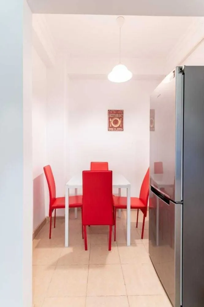 Apartament 2 cam central Mamaia langa Mega Image- Solid Residence - Proprietar,exclus agentii,vand apartament doua camere ,situat in centrul statiunii Mamaia,langa Mega Image.Apartamentul se vinde exact ca in poze utilat si mobilat,.Are parcare privata comuna la parterul blocului.Trecere de pietoni in fata blocului,distanta aproximativ de 150 m pana la plaja.