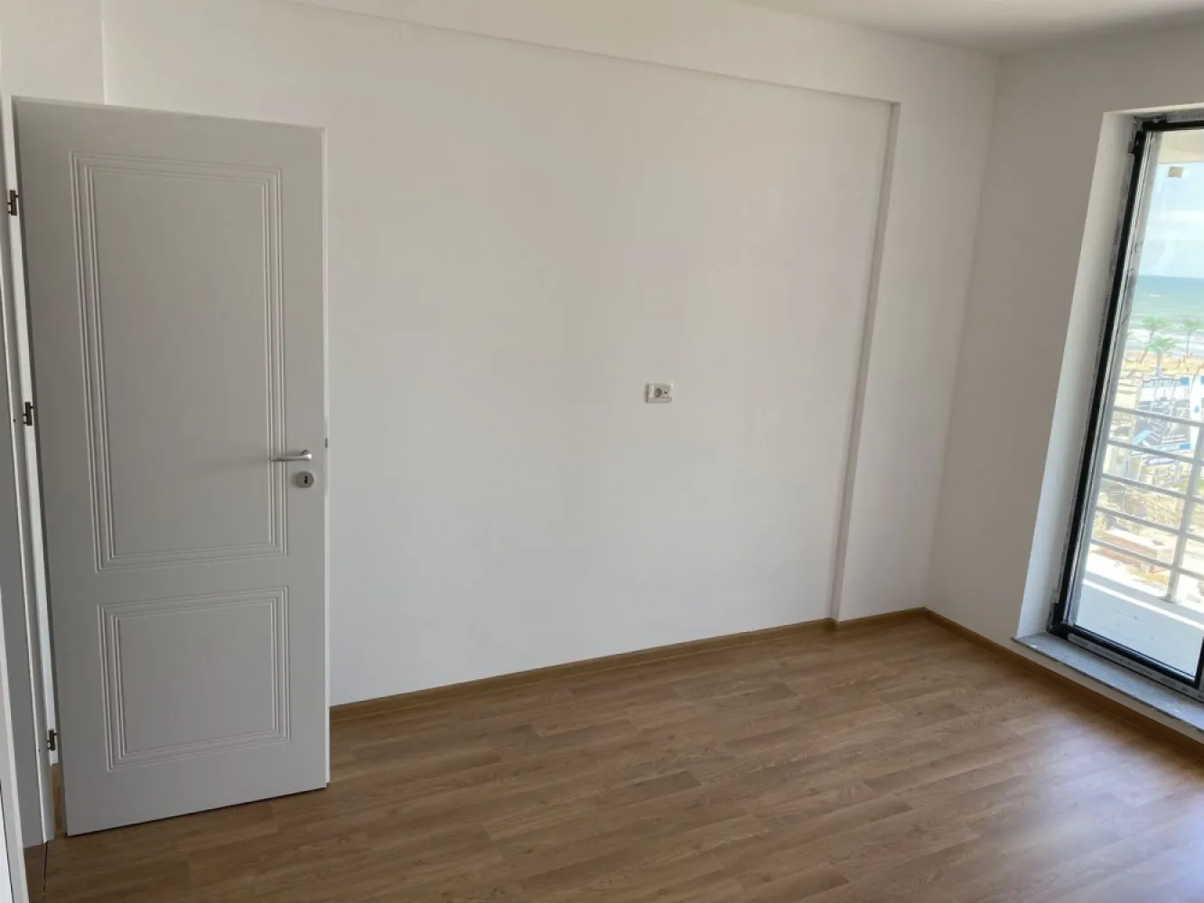 Ag. Eu. vinde Ap. 2 Cam 63 mp Et. 1 Constanta-Mamaia Nord - Agentia Europa vinde apartamentele "la gata" situate in Mamaia Nord, la 30 m de Promenda si plaja D8 , se predau cu urmatoarele dotari:
Imobil conectat la toate utilitatile: 
-apa/canalizare publica 
-current electric 
- Centrala termica individuala in condensatie (gaze)
*pardoseli casa scarii din granit
*lift Schindler 8 persoane ( cu functie : coborare la prima statie in caz de pana curent ) 
*inaltime camere 2.70-2.75
* Usa de intrare Megadoors Prestige 
*Usi interioare Porta Doors Decor sau Vector 
*Geamuri gri antracit Salamander cu geam tripan 4 seasons float,
*bai complet utilate
pardoseli din gresie portelanata , vas WC suspendat , cabina de dus sau sistem walk-in
*glafuri din granit
*balcoane, logii largi
+locuri de parcare disponibile
Preturi incepand de la 80000 euro +tva