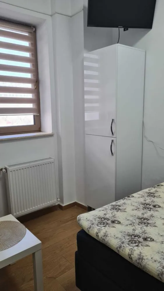 Vand apartament 2 camere decomandate in Mamaia Nord, Navodari - Vand apartament in Mamaia nord ,Navodari, langa cluburi, situat in Twin Residence,vis a vis de Hotel Opera, cu o suprafata utila de 40 m2, compus din:
1 living open space, bucataria integrata in mobilier
1 dormitor
Hol
Baie
Balcon
Constructie noua et 1 situat in villa nr 2 str Lotus, prezinta parcare privata, acces pe baza cartelei, pt mai multe detalii contactati-ma la nr de tel 07******89.