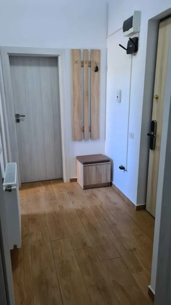 Vand apartament 2 camere decomandate in Mamaia Nord, Navodari - Vand apartament in Mamaia nord ,Navodari, langa cluburi, situat in Twin Residence,vis a vis de Hotel Opera, cu o suprafata utila de 40 m2, compus din:
1 living open space, bucataria integrata in mobilier
1 dormitor
Hol
Baie
Balcon
Constructie noua et 1 situat in villa nr 2 str Lotus, prezinta parcare privata, acces pe baza cartelei, pt mai multe detalii contactati-ma la nr de tel 07******89.