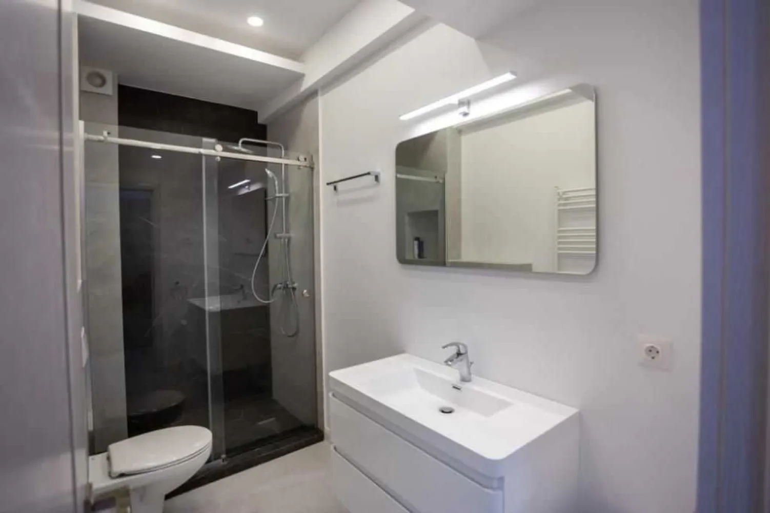 Apartament 2 camere, lux, MAMAIA CENTRAL, vedere la mare și lac - Vă invit să descoperiți un apartament luxos cu 2 camere, având o suprafață generoasă de 65 metri pătrați, situat în prestigiosul bloc ADAMAR RESIDENCE MAMAIA. Excelent poziționat în inima stațiunii Mamaia, acesta este fără îndoială una dintre oferte imobiliare de top din zonă.

Finalizat în 2021, apartamentul vine complet mobilat și echipat cu toate utilitățile necesare. Acesta vă oferă vederi captivante atât la mare, cât și la lac, împreună cu un acces ușor către celebra plajă și cluburile stațiunii. Proprietatea este în prezent închiriată, marcându-se ca o oportunitate excelentă de investiție.

ADAMAR RESIDENCE este un exemplu al calității superioare de construcție și siguranță, cu caracteristici impresionante precum lifturi de top, tâmplărie PVC de înaltă calitate, fațadă ventilată și terase finisate cu gresie pentru exterior și balustrade din sticlă.

Proprietatea vine cu detalii tehnice remarcabile care o diferențiază:
- Structură robustă de beton B450
- Închidere perimetrală a apartamentului din BCA de 30cm
- Sistem termic exterior cu vată minerală bazaltică
- Fațadă ventilată
- Rampă pentru accesul persoanelor cu dizabilități
- Terasă finisată cu gresie pentru exterior și balustrade din sticlă
- Tâmplărie PVC cu profil Salamander
- Geamuri triple Low-E
- Scara placată cu granit cu balustrade din oțel inoxidabil
- Lifturi KLEEMANN de ultimă generație, silențioase și rapide
- Compartimentări interioare BCA
- Tencuieli și șape mecanizate
- Ușă metalică
- Contorizare separată
- Instalații sanitare - PEX
- Instalații electrice - GEWISS
- Termică cu distributor
- Instalație de gaze
- Pregătire pentru aer condiționat în fiecare cameră
- Centrală termică și radiatoare

Prețul de vânzare este de 139.000 euro, ușor negociabil, cu comisionul brokerului inclus. Vă rog să rețineți că prețul nu include un loc de parcare. Sunt deschis să accept plăți în rate sau sume parțiale.

Pentru mai multe detalii sau pentru a programa o vizită, nu ezitați să mă contactați la: +40************32.