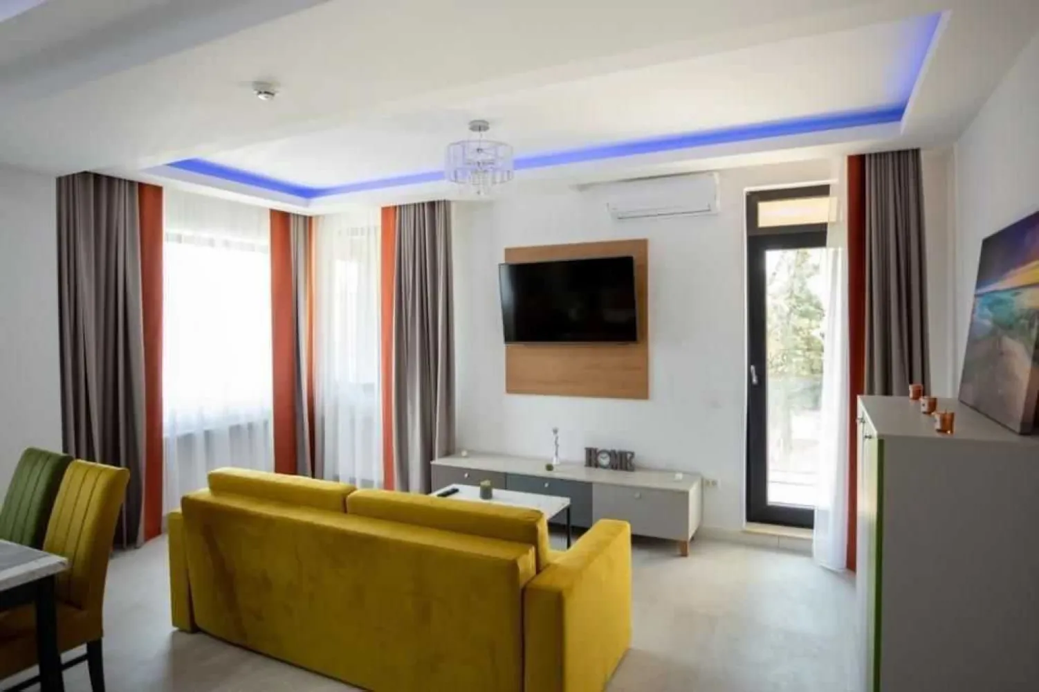 Apartament 2 camere, lux, MAMAIA CENTRAL, vedere la mare și lac - Vă invit să descoperiți un apartament luxos cu 2 camere, având o suprafață generoasă de 65 metri pătrați, situat în prestigiosul bloc ADAMAR RESIDENCE MAMAIA. Excelent poziționat în inima stațiunii Mamaia, acesta este fără îndoială una dintre oferte imobiliare de top din zonă.

Finalizat în 2021, apartamentul vine complet mobilat și echipat cu toate utilitățile necesare. Acesta vă oferă vederi captivante atât la mare, cât și la lac, împreună cu un acces ușor către celebra plajă și cluburile stațiunii. Proprietatea este în prezent închiriată, marcându-se ca o oportunitate excelentă de investiție.

ADAMAR RESIDENCE este un exemplu al calității superioare de construcție și siguranță, cu caracteristici impresionante precum lifturi de top, tâmplărie PVC de înaltă calitate, fațadă ventilată și terase finisate cu gresie pentru exterior și balustrade din sticlă.

Proprietatea vine cu detalii tehnice remarcabile care o diferențiază:
- Structură robustă de beton B450
- Închidere perimetrală a apartamentului din BCA de 30cm
- Sistem termic exterior cu vată minerală bazaltică
- Fațadă ventilată
- Rampă pentru accesul persoanelor cu dizabilități
- Terasă finisată cu gresie pentru exterior și balustrade din sticlă
- Tâmplărie PVC cu profil Salamander
- Geamuri triple Low-E
- Scara placată cu granit cu balustrade din oțel inoxidabil
- Lifturi KLEEMANN de ultimă generație, silențioase și rapide
- Compartimentări interioare BCA
- Tencuieli și șape mecanizate
- Ușă metalică
- Contorizare separată
- Instalații sanitare - PEX
- Instalații electrice - GEWISS
- Termică cu distributor
- Instalație de gaze
- Pregătire pentru aer condiționat în fiecare cameră
- Centrală termică și radiatoare

Prețul de vânzare este de 139.000 euro, ușor negociabil, cu comisionul brokerului inclus. Vă rog să rețineți că prețul nu include un loc de parcare. Sunt deschis să accept plăți în rate sau sume parțiale.

Pentru mai multe detalii sau pentru a programa o vizită, nu ezitați să mă contactați la: +40************32.