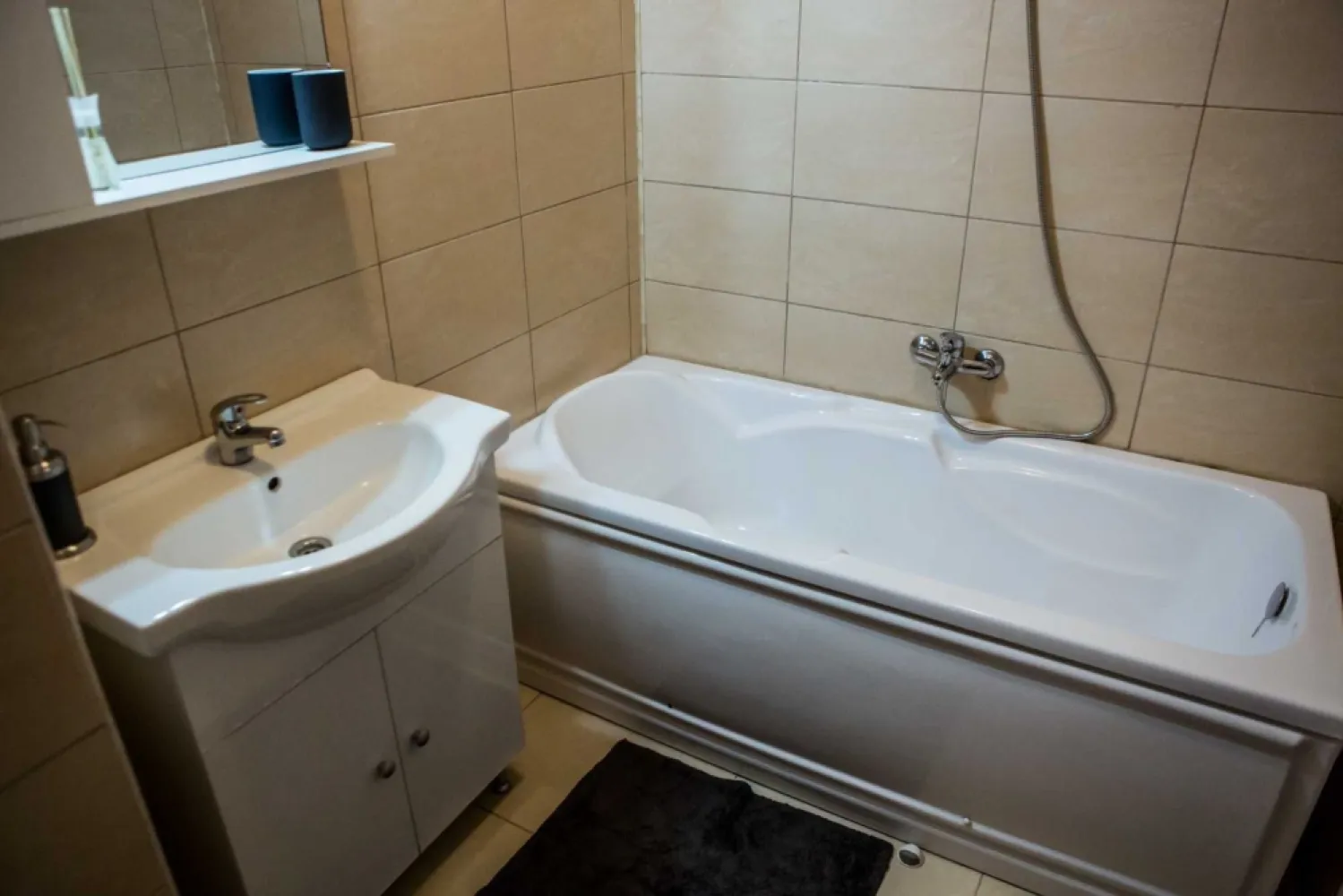 Apartament 2 camere|Vedere la mare|Zona Summerland|Inclus loc de parcare - Apartament 2 camere cu o suprafata construita de 59.51 mp, iar cea uitla de 51.02 avand inclus un balcon 5.33 mp.
Localizat in zona Summerland Mamaia, apartamentul se afla la 50 m de plaja si are vedere frontala catre mare.
El este compus din urmatoarele spatii: un hol, un living cu bucatarie open-space, o baie si un dormitor. Livingul si dormitorul au acces catre un balcon.
Apartamentul se vinde mobilat, exact asa cum se vede in poze si cu urmatoarele dotari: centrala pe gaz, aer conditionat, frigider, masina de spalat rufe, plita pe gaz, hota, cuptor cu microunde, vesela, tacamuri, pahare.
In pretul apartamentului este inclus si un loc de parcare in valoare de 10 000E, intr-o parcare supraetajata aflata la mai putin 50 m de bloc.
Apartamentul se inchiriaza foarte bine in sezon, iar daca se doreste se poate preda pagina de Booking.com, avand nota 9.4.
Proprietatea este vanduta de catre o persoana fizica, fara agentie si nu se aplica nici un comision.
ID: 225639440
Vizualizări: 27

Raportează