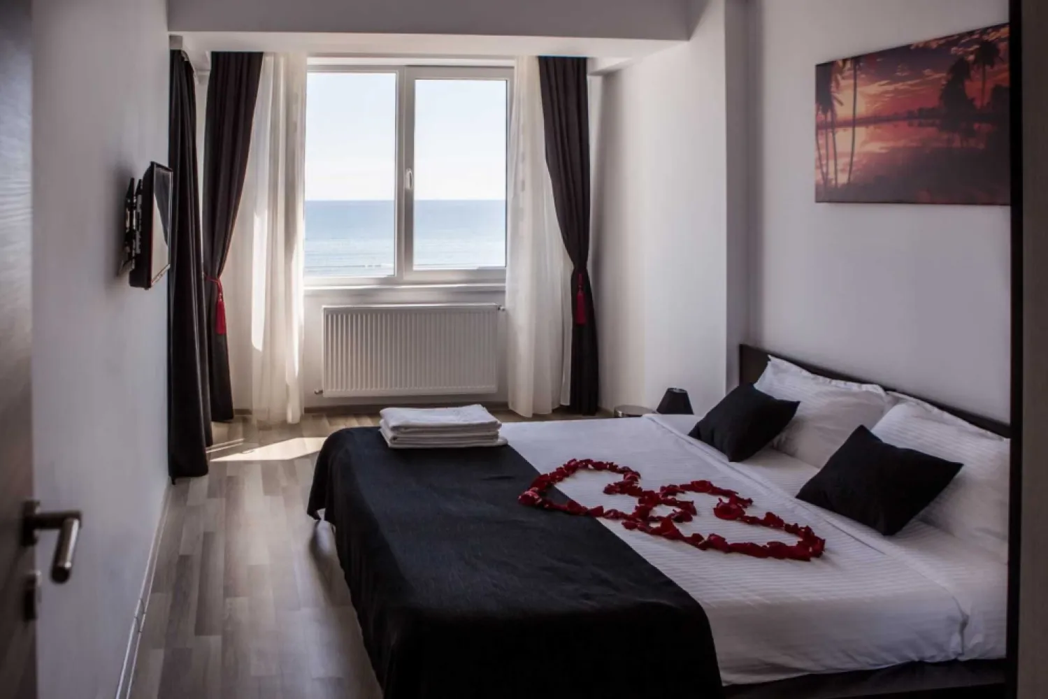 Apartament 2 camere|Vedere la mare|Zona Summerland|Inclus loc de parcare - Apartament 2 camere cu o suprafata construita de 59.51 mp, iar cea uitla de 51.02 avand inclus un balcon 5.33 mp.
Localizat in zona Summerland Mamaia, apartamentul se afla la 50 m de plaja si are vedere frontala catre mare.
El este compus din urmatoarele spatii: un hol, un living cu bucatarie open-space, o baie si un dormitor. Livingul si dormitorul au acces catre un balcon.
Apartamentul se vinde mobilat, exact asa cum se vede in poze si cu urmatoarele dotari: centrala pe gaz, aer conditionat, frigider, masina de spalat rufe, plita pe gaz, hota, cuptor cu microunde, vesela, tacamuri, pahare.
In pretul apartamentului este inclus si un loc de parcare in valoare de 10 000E, intr-o parcare supraetajata aflata la mai putin 50 m de bloc.
Apartamentul se inchiriaza foarte bine in sezon, iar daca se doreste se poate preda pagina de Booking.com, avand nota 9.4.
Proprietatea este vanduta de catre o persoana fizica, fara agentie si nu se aplica nici un comision.
ID: 225639440
Vizualizări: 27

Raportează