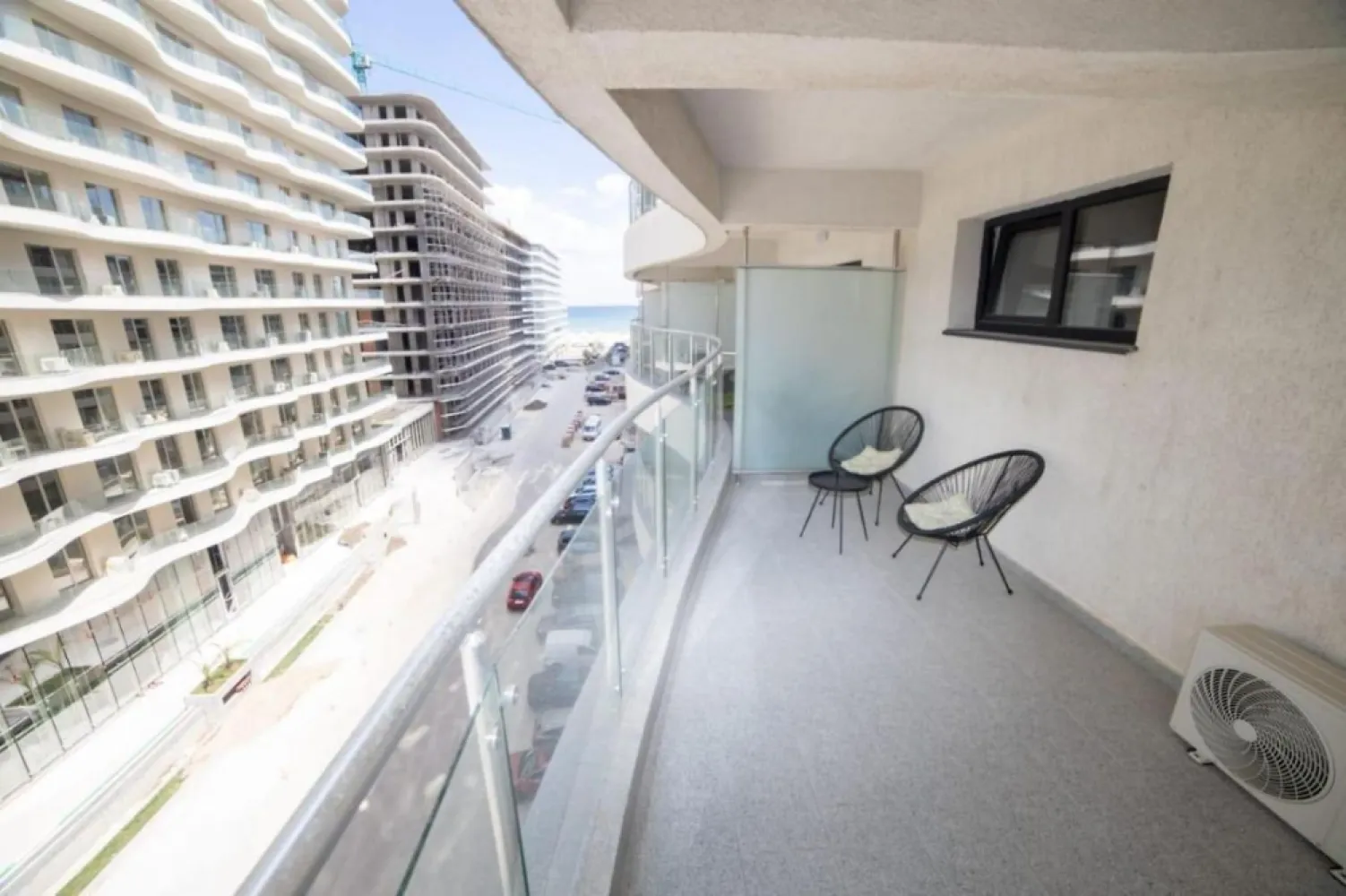 Oferta promo! 2 Cam 90 mp Casa del Mar Mamaia Nord zona cluburi ,langa plaja - Direct Dezvoltator pune la vanzare tip 2 Camere cu o suprafata utila totala de 90 mp dintre care o terasa spatioasa de 20 mp , cu disponibilitati pe fiecare etaj avand preturi diferite . 
Apartamentul este situat intr-un ansamblu in constructie cu finalizare in Decembrie 2023 fiind compus din 9 etaje .

Pret. parter de 91.000 Euro +TVA
Etaje superioare 135.850 Euro +TVA

Cu acces rapid la toate punctele „fierbinți” din Mamaia Nord: Nuba Beach Club, LOFT, Crazy Beach, Fratelli Beach & Club, Breeze, complexul este totuși amplasat optim, fiind ferit de agitație și zgomot, astfel încât să te bucuri de o experiență cât mai relaxantă la malul mării. Apartamentele din Casa del Mar sunt variate, astfel vei putea găsi cu ușurință cea mai bună opțiune pentru tine și familia ta: studiouri și apartamente cu 2 și 3 camere
-Terase generoase ondulate cu spaţii vitrate largi şi vedere către mare;-
Sistem smart house optional;
-Jaluzeleelectrice;
-Centrală termică pe gaz
- 2 băi;
-Parcare subterană şi exterioară;
-Curte comuna generoasa;
-Incălzire înpardoseala și fatad aventilată în blocurile de pe malul marii;
-Piscina in curs de executie.
TERMEN MAXIM FINALIZARE 
Bloc B – Finalizat 2020; 
Bloc A – Finalizat 2022; 
Bloc E – Finalizat 2022; 
Bloc C – Decembrie 2023; 
Bloc F – Martie 2024;