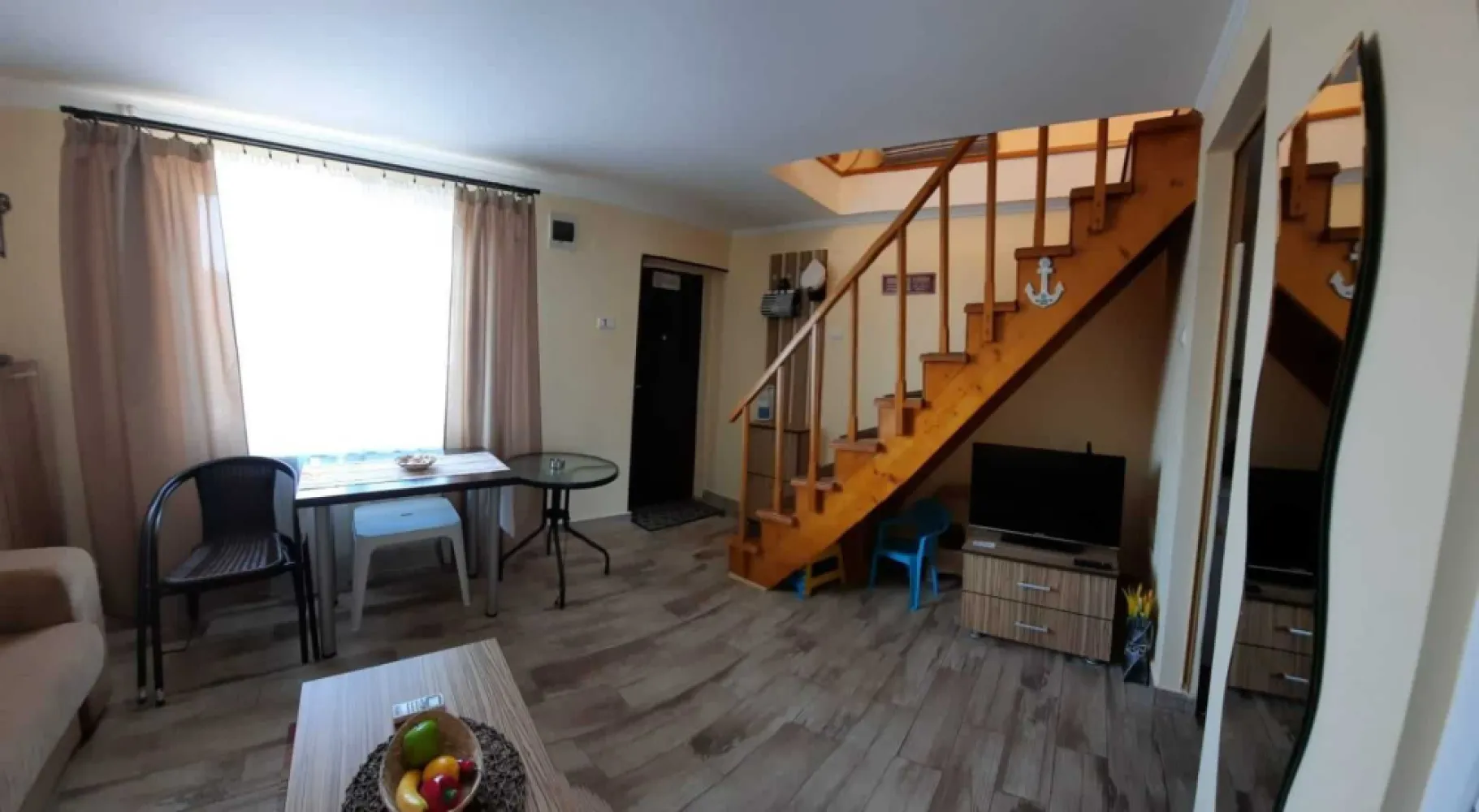 Vand doua apartamente in Mamaia-Nord - Direct proprietar, va propun oferta cumpararii unei afaceri sezoniere la cheie cu vad deja format. Mentionez ca este vorba despre doua apartamente de tip duplex cu intrari separate, ele sunt construite in oglinda si se afla la acelasi etaj.

Un apartament este alcatuit din: sufragerie, dormitor, bucatarie si baie. Acestea au centrala proprie pe gaz, precum si apometre+ contoare separate.

Distanta de la apartamente pana la plaja este foarte mica, se traverseaza strada si se merge drept pana pe plaja, aproximativ 3 minute.

Chiar in fata apartamentelor se afla un mini-market si, la scurta distanta, restaurante precum Scoica Land, La Peste, Hanul Piratilor si magazine precum Lidl, Mega Image si un Supermarket non-stop.

Universitatea Ovidius se afla la o distanta de 20 de minute cu masina sau prin transport in comun, statia de autobuz JTA fiind foarte aproape de aparatmente, se merge in jur de 3-4 minute pe jos.

Un aspect important ar fi faptul ca se vand doar impreuna.

Rog si ofer seriozitate.
Pentru detalii: 07******21
