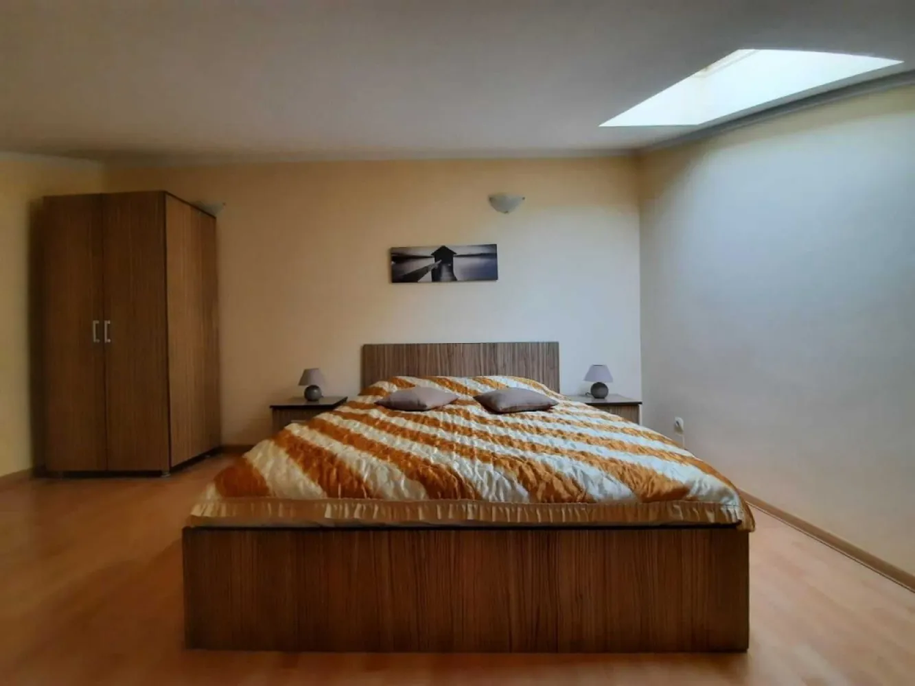Vand doua apartamente in Mamaia-Nord - Direct proprietar, va propun oferta cumpararii unei afaceri sezoniere la cheie cu vad deja format. Mentionez ca este vorba despre doua apartamente de tip duplex cu intrari separate, ele sunt construite in oglinda si se afla la acelasi etaj.

Un apartament este alcatuit din: sufragerie, dormitor, bucatarie si baie. Acestea au centrala proprie pe gaz, precum si apometre+ contoare separate.

Distanta de la apartamente pana la plaja este foarte mica, se traverseaza strada si se merge drept pana pe plaja, aproximativ 3 minute.

Chiar in fata apartamentelor se afla un mini-market si, la scurta distanta, restaurante precum Scoica Land, La Peste, Hanul Piratilor si magazine precum Lidl, Mega Image si un Supermarket non-stop.

Universitatea Ovidius se afla la o distanta de 20 de minute cu masina sau prin transport in comun, statia de autobuz JTA fiind foarte aproape de aparatmente, se merge in jur de 3-4 minute pe jos.

Un aspect important ar fi faptul ca se vand doar impreuna.

Rog si ofer seriozitate.
Pentru detalii: 07******21