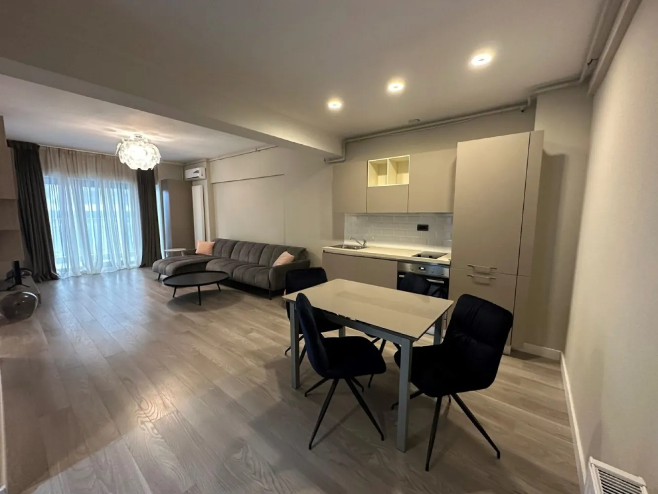 Studio 38 mp + Terasa 12 m Vedere la mare Direct Dezvoltator Mamaia Nord - Direct Dezvoltator pune la vanzare tip Studio cu o suprafata utila totala de 50 mp dintre care o terasa spatioasa de 10 mp , cu disponibilitati pe fiecare etaj avand preturi diferite . 
Apartamentul este situat intr-un ansamblu in constructie cu finalizare in Decembrie 2023 fiind compus din 9 etaje .
Preturi:
Parter Bloc C - 59.000 +TVA 
Etaje superioare - 81.000 Euro + TVA

Cu acces rapid la toate punctele „fierbinți” din Mamaia Nord: Nuba Beach Club, LOFT, Crazy Beach, Fratelli Beach & Club, Breeze, complexul este totuși amplasat optim, fiind ferit de agitație și zgomot, astfel încât să te bucuri de o experiență cât mai relaxantă la malul mării. Apartamentele din Casa del Mar sunt variate, astfel vei putea găsi cu ușurință cea mai bună opțiune pentru tine și familia ta: studiouri și apartamente cu 2 și 3 camere
-Terase generoase ondulate cu spaţii vitrate largi şi vedere către mare;-
Sistem smart house optional;
-Jaluzeleelectrice;
-Centrală termică pe gaz
-Parcare subterană şi exterioară;
-Curte comuna generoasa;
-Incălzire înpardoseala și fatad aventilată în blocurile de pe malul marii;
-Piscina in curs de executie.
TERMEN MAXIM FINALIZARE 
Bloc B – Finalizat 2020; 
Bloc A – Finalizat 2022; 
Bloc E – Finalizat 2022; 
Bloc C – Decembrie 2023; 
Bloc F – Martie 2024;