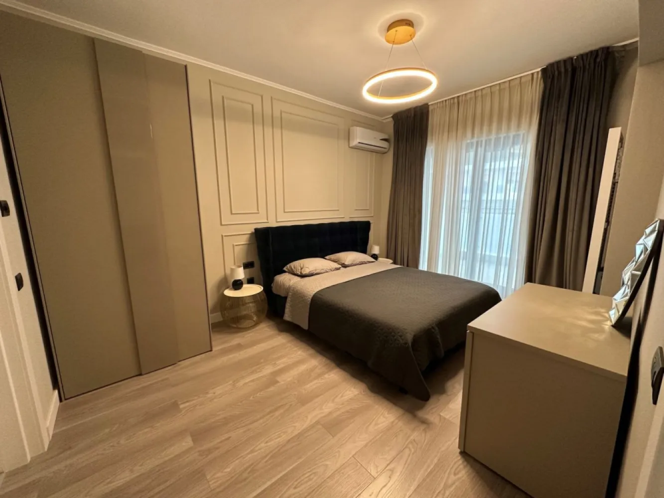 Studio 38 mp + Terasa 12 m Vedere la mare Direct Dezvoltator Mamaia Nord - Direct Dezvoltator pune la vanzare tip Studio cu o suprafata utila totala de 50 mp dintre care o terasa spatioasa de 10 mp , cu disponibilitati pe fiecare etaj avand preturi diferite . 
Apartamentul este situat intr-un ansamblu in constructie cu finalizare in Decembrie 2023 fiind compus din 9 etaje .
Preturi:
Parter Bloc C - 59.000 +TVA 
Etaje superioare - 81.000 Euro + TVA

Cu acces rapid la toate punctele „fierbinți” din Mamaia Nord: Nuba Beach Club, LOFT, Crazy Beach, Fratelli Beach & Club, Breeze, complexul este totuși amplasat optim, fiind ferit de agitație și zgomot, astfel încât să te bucuri de o experiență cât mai relaxantă la malul mării. Apartamentele din Casa del Mar sunt variate, astfel vei putea găsi cu ușurință cea mai bună opțiune pentru tine și familia ta: studiouri și apartamente cu 2 și 3 camere
-Terase generoase ondulate cu spaţii vitrate largi şi vedere către mare;-
Sistem smart house optional;
-Jaluzeleelectrice;
-Centrală termică pe gaz
-Parcare subterană şi exterioară;
-Curte comuna generoasa;
-Incălzire înpardoseala și fatad aventilată în blocurile de pe malul marii;
-Piscina in curs de executie.
TERMEN MAXIM FINALIZARE 
Bloc B – Finalizat 2020; 
Bloc A – Finalizat 2022; 
Bloc E – Finalizat 2022; 
Bloc C – Decembrie 2023; 
Bloc F – Martie 2024;