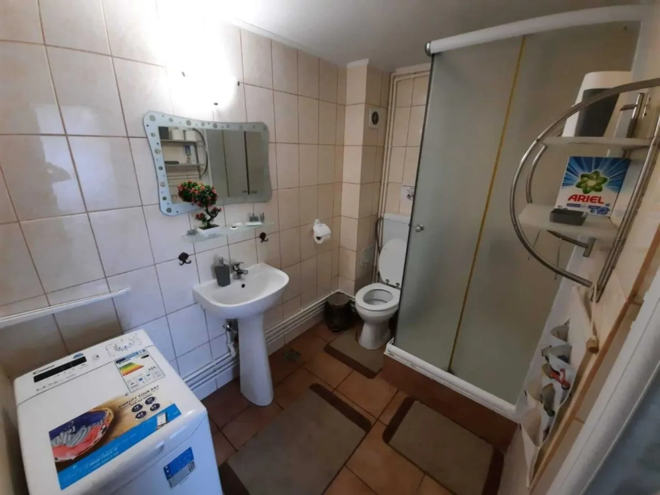 Vand doua apartamente in Mamaia-Nord - Direct proprietar, va propun oferta cumpararii unei afaceri sezoniere la cheie cu vad deja format. Mentionez ca este vorba despre doua apartamente de tip duplex cu intrari separate, ele sunt construite in oglinda si se afla la acelasi etaj.

Un apartament este alcatuit din: sufragerie, dormitor, bucatarie si baie. Acestea au centrala proprie pe gaz, precum si apometre+ contoare separate.

Distanta de la apartamente pana la plaja este foarte mica, se traverseaza strada si se merge drept pana pe plaja, aproximativ 3 minute.

Chiar in fata apartamentelor se afla un mini-market si, la scurta distanta, restaurante precum Scoica Land, La Peste, Hanul Piratilor si magazine precum Lidl, Mega Image si un Supermarket non-stop.

Universitatea Ovidius se afla la o distanta de 20 de minute cu masina sau prin transport in comun, statia de autobuz JTA fiind foarte aproape de aparatmente, se merge in jur de 3-4 minute pe jos.

Un aspect important ar fi faptul ca se vand doar impreuna.

Rog si ofer seriozitate.
Pentru detalii: 07******21
