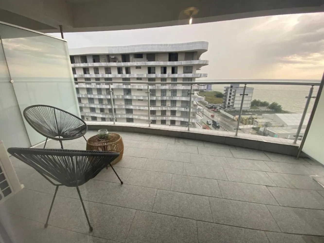 Oferta promo! 2 Cam 90 mp Casa del Mar Mamaia Nord zona cluburi ,langa plaja - Direct Dezvoltator pune la vanzare tip 2 Camere cu o suprafata utila totala de 90 mp dintre care o terasa spatioasa de 20 mp , cu disponibilitati pe fiecare etaj avand preturi diferite . 
Apartamentul este situat intr-un ansamblu in constructie cu finalizare in Decembrie 2023 fiind compus din 9 etaje .

Pret. parter de 91.000 Euro +TVA
Etaje superioare 135.850 Euro +TVA

Cu acces rapid la toate punctele „fierbinți” din Mamaia Nord: Nuba Beach Club, LOFT, Crazy Beach, Fratelli Beach & Club, Breeze, complexul este totuși amplasat optim, fiind ferit de agitație și zgomot, astfel încât să te bucuri de o experiență cât mai relaxantă la malul mării. Apartamentele din Casa del Mar sunt variate, astfel vei putea găsi cu ușurință cea mai bună opțiune pentru tine și familia ta: studiouri și apartamente cu 2 și 3 camere
-Terase generoase ondulate cu spaţii vitrate largi şi vedere către mare;-
Sistem smart house optional;
-Jaluzeleelectrice;
-Centrală termică pe gaz
- 2 băi;
-Parcare subterană şi exterioară;
-Curte comuna generoasa;
-Incălzire înpardoseala și fatad aventilată în blocurile de pe malul marii;
-Piscina in curs de executie.
TERMEN MAXIM FINALIZARE 
Bloc B – Finalizat 2020; 
Bloc A – Finalizat 2022; 
Bloc E – Finalizat 2022; 
Bloc C – Decembrie 2023; 
Bloc F – Martie 2024;