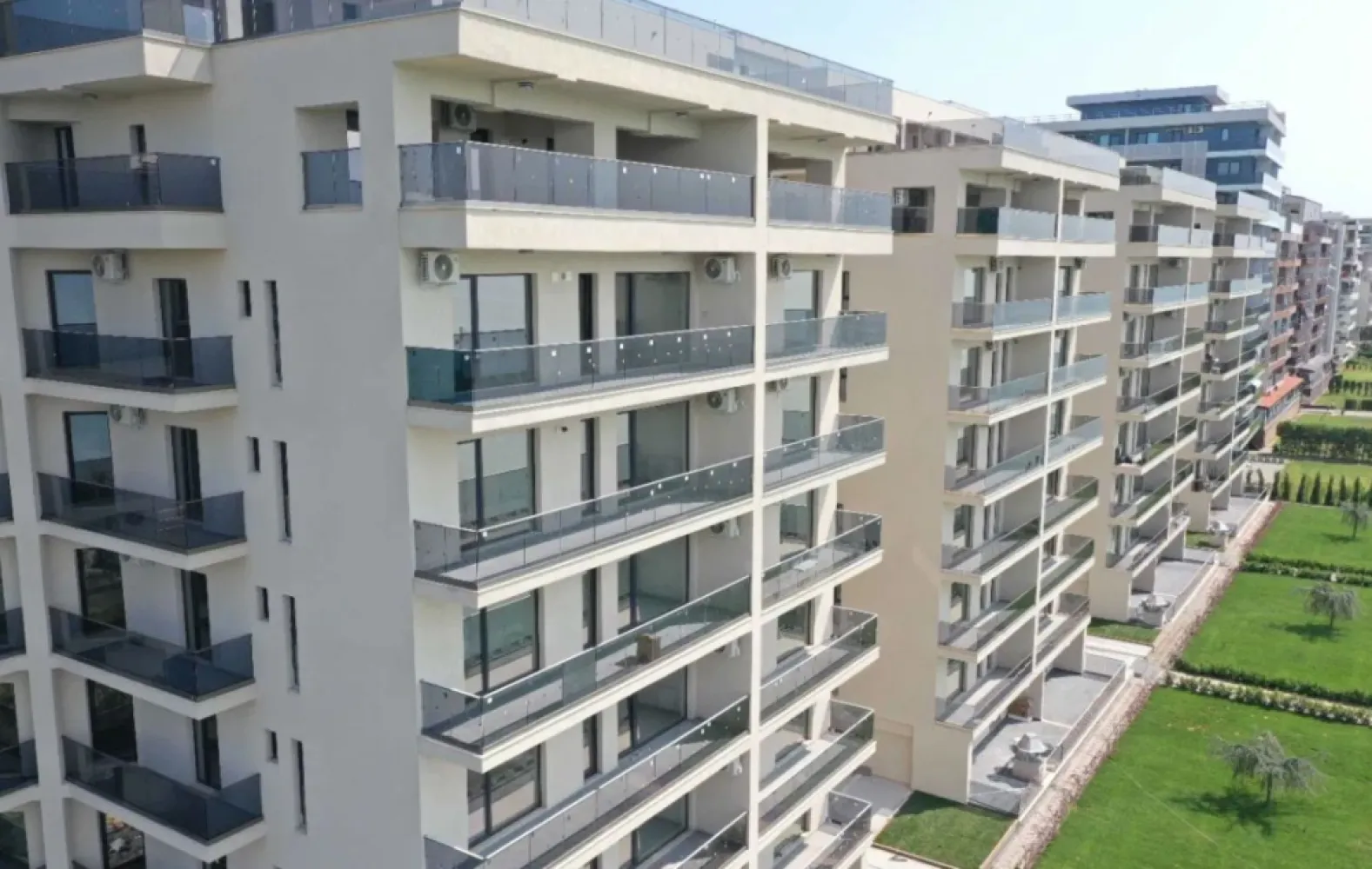 Direct Dezvoltator Comision 0% 3 Cam . 86 mp + Terasa 141 mp Mamaia La Butoaie - Ansamblu amplasat pe malul lacului Siutghiol, in zona Butoaie, la mica distanta de cluburile in voga din Mamaia, terase si la 2 pasi de plaja
Apartament 3 camere cu o suprafata construita de 260 de unde rezulta apartamentul cu suprafata utila de de 86 mp si o terasa spatioasa de 141 mp , disponibil la etajul 8 .

Complex – situat in Mamaia ,este un ansamblu de locuinte de vacanta cu regim de inaltime S+P+-8E ce cuprinde 237 de suite impartite in 4 scari in care veti gasi la vanzare:
- studiouri cu suprafete cuprinse intre 46.25 mp si 59.73 mp construiti,
- suite cu 2 camere cu suprafete cuprinse intre 65.40 mp si 77.50 mp si
- suite cu 3 camere cu o suprafata construita de 102.05 mp.

Aceste locuinte se predau complet finisate si dotate cu:
- usi,
- centrala proprie pe gaze si calorifere,
- aer conditionat
- gresie/parchet, faianta,
- tamplarie pvc cu geam termopan,
- obiecte sanitare,
- instalatii electrice, termice, sanitare, de gaz (la momentul predarii locuintelor, toate utilitatile sunt functionale) si
- 2 lifturi ultra-moderne in fiecare scara

In vecinatate gasiti:
- mijloace de transport in comun, cu statie chiar la iesire din complex
- Marketuri deschise tot anul
- restaurantul Dorna, Estival s.a.
- complexul comercial Butoaie
- plaja H2O, Vega, Crazy s.a.
- cluburile Fratelli, EGO, Breeze, Bamboo s.a.
- terenuri de tenis s.a.

Complexul rezidential va ofera numeroase facilitati:
- Acces restrictionat cu bariera automatizata si gard
- Parcare subterana si supraterana (optional contra cost)
- Spatii verzi si
- Paza si Monitorizare video 24 din 24.

Cientii nostril beneficiaza de solutii avantajoase de finantare:
- Plata integrală
- Plata prin credit bancar

PROIECT FINALIZAT !

Pretul nu include TVA si este valabil pentru plata integrala.