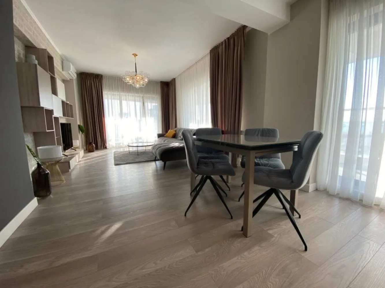 Apartament 3 camere 90 mp + Terasa 50 Comision 0 Mamaia Nord Lac Dezvoltator - Direct Dezvoltator pune la vanzare tip apartament 3 camere cu o suprafata utila totala de 140 mp dintre care o terasa spatioasa de 49 mp , cu disponibilitati la parter etaj 2 , 3 , 12, 13 avand preturi diferite . 
Apartamentul este situat intr-un ansamblu construit in anul 2022 fiind compus din 9 etaje .

Pret. parter de 89.000/99.000 Euro +TVA
Etaje superioare 174.250 Euro +TVA

Cu acces rapid la toate punctele „fierbinți” din Mamaia Nord: Nuba Beach Club, LOFT, Crazy Beach, Fratelli Beach & Club, Breeze, complexul este totuși amplasat optim, fiind ferit de agitație și zgomot, astfel încât să te bucuri de o experiență cât mai relaxantă la malul mării. Apartamentele din Casa del Mar sunt variate, astfel vei putea găsi cu ușurință cea mai bună opțiune pentru tine și familia ta: studiouri și apartamente cu 2 și 3 camere
-Terase generoase ondulate cu spaţii vitrate largi şi vedere către mare;-
Sistem smart house optional;
-Jaluzeleelectrice;
-Centrală termică pe gaz
-Parcare subterană şi exterioară;
-Curte comuna generoasa;
-Incălzire înpardoseala și fatad aventilată în blocurile de pe malul marii;
-Piscina in curs de executie.
TERMEN MAXIM FINALIZARE 
Bloc B – Finalizat 2020; 
Bloc A – Finalizat 2022; 
Bloc E – Finalizat 2022; 
Bloc C – Decembrie 2023; 
Bloc F – Martie 2024;